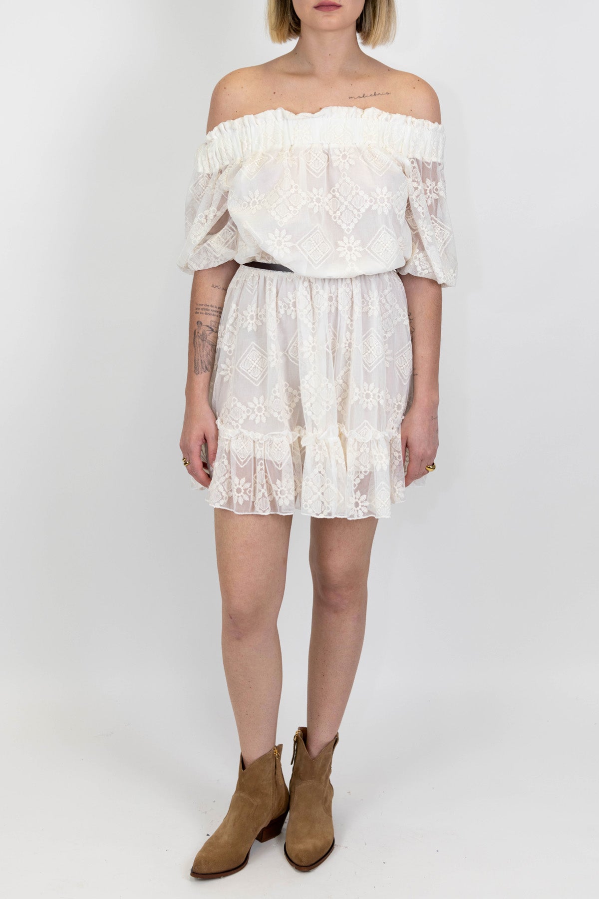 Tensione in - Abito corto in pizzo con scollo shiffer