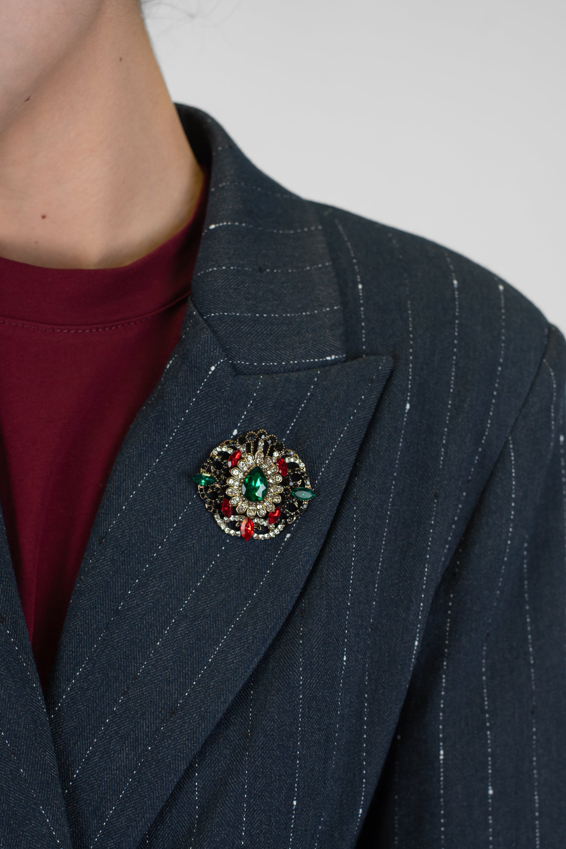 Maryley - Giacca doppiopetto gessata con spilla gioiello su rever