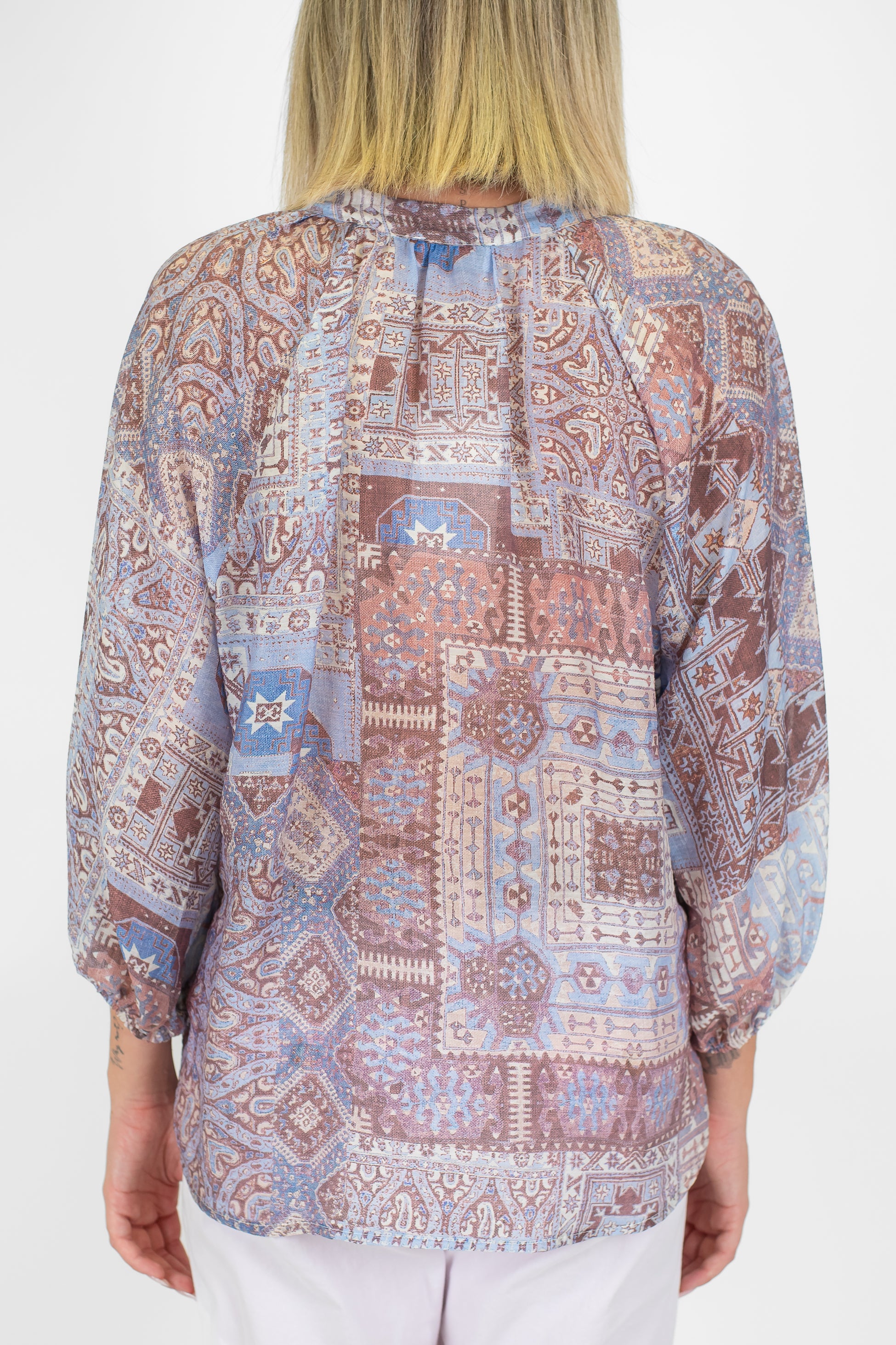 Motel - Camicia fantasia astratta in lyocell collo coreano e lacci con nappine