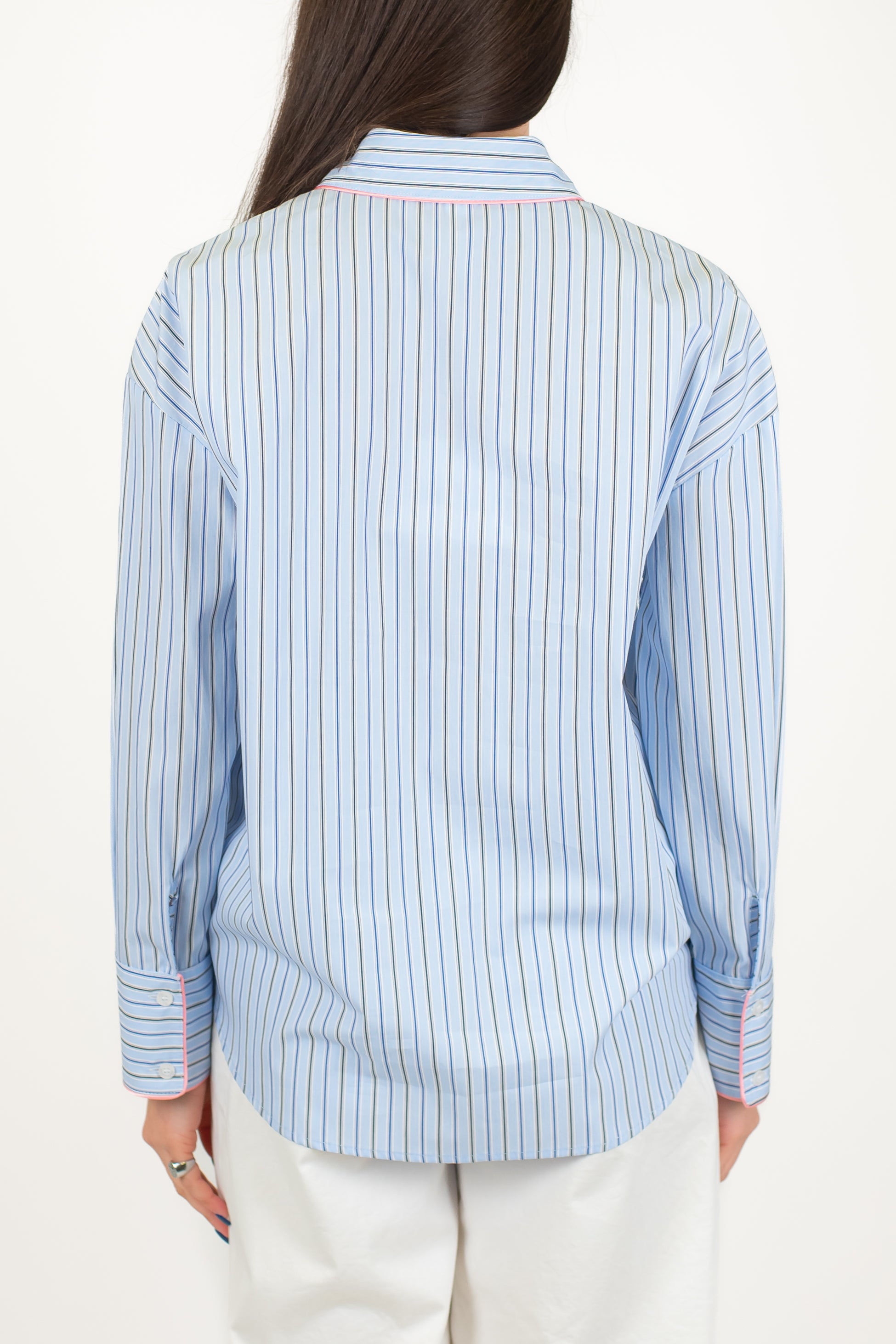 Tensione in - Camicia gessata con profili a contrasto