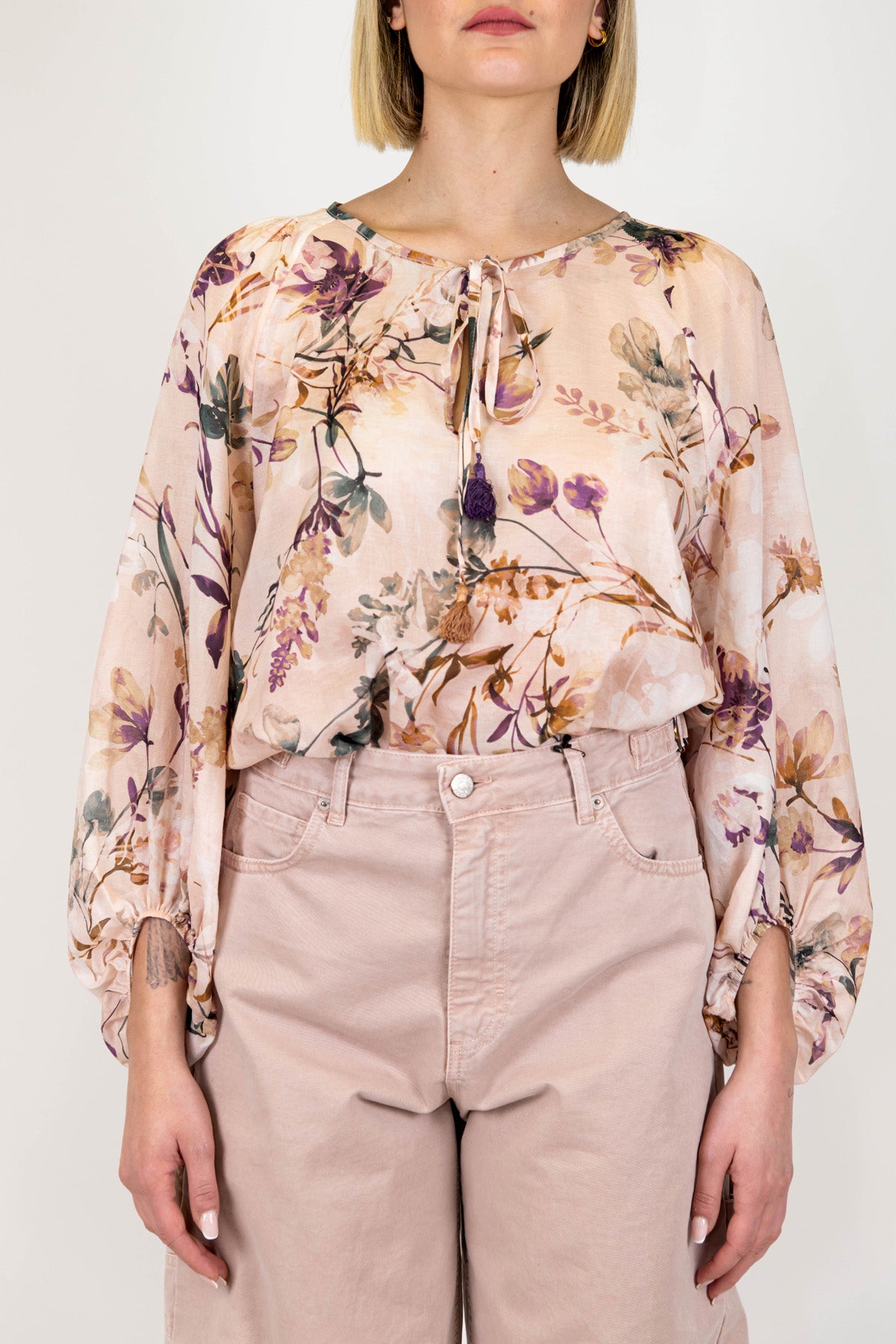 Tensione in - Blusa fantasia floreale con laccio al collo e polsini elastici