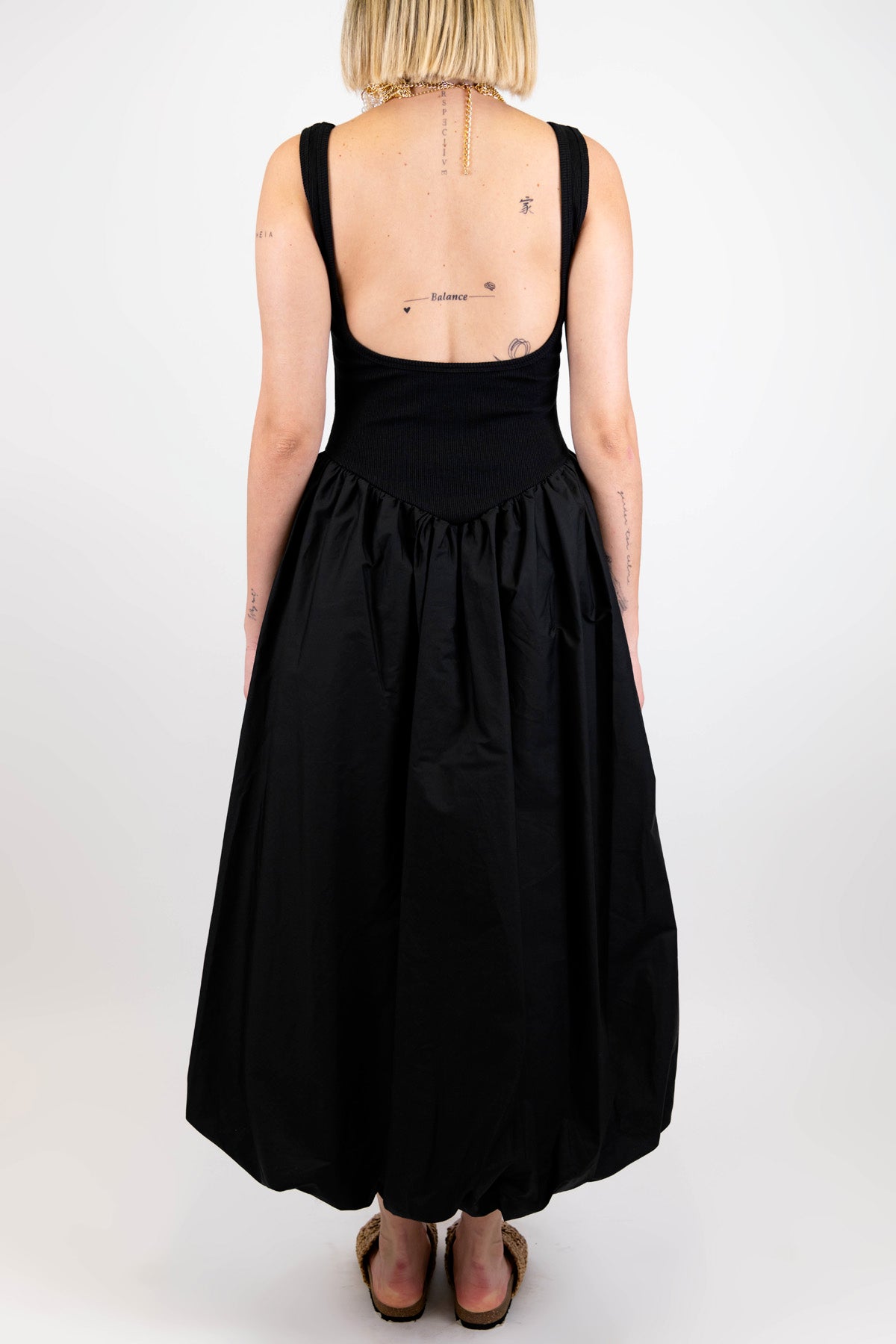 Tensione in - Abito lungo giromaniche con scollo sul retro e collana