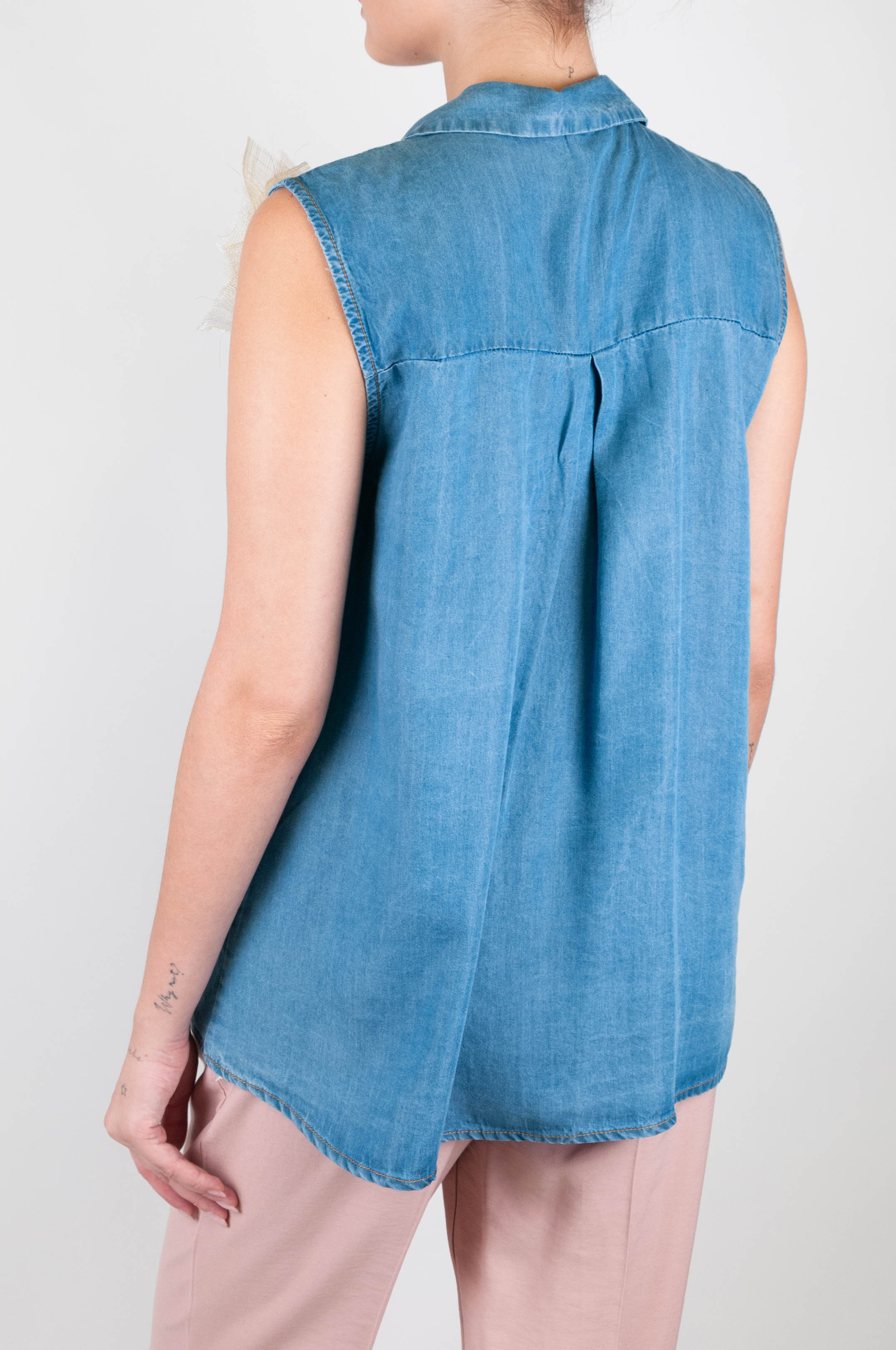 Tensione in - Camicia giromaniche in chambray con spilla fiore