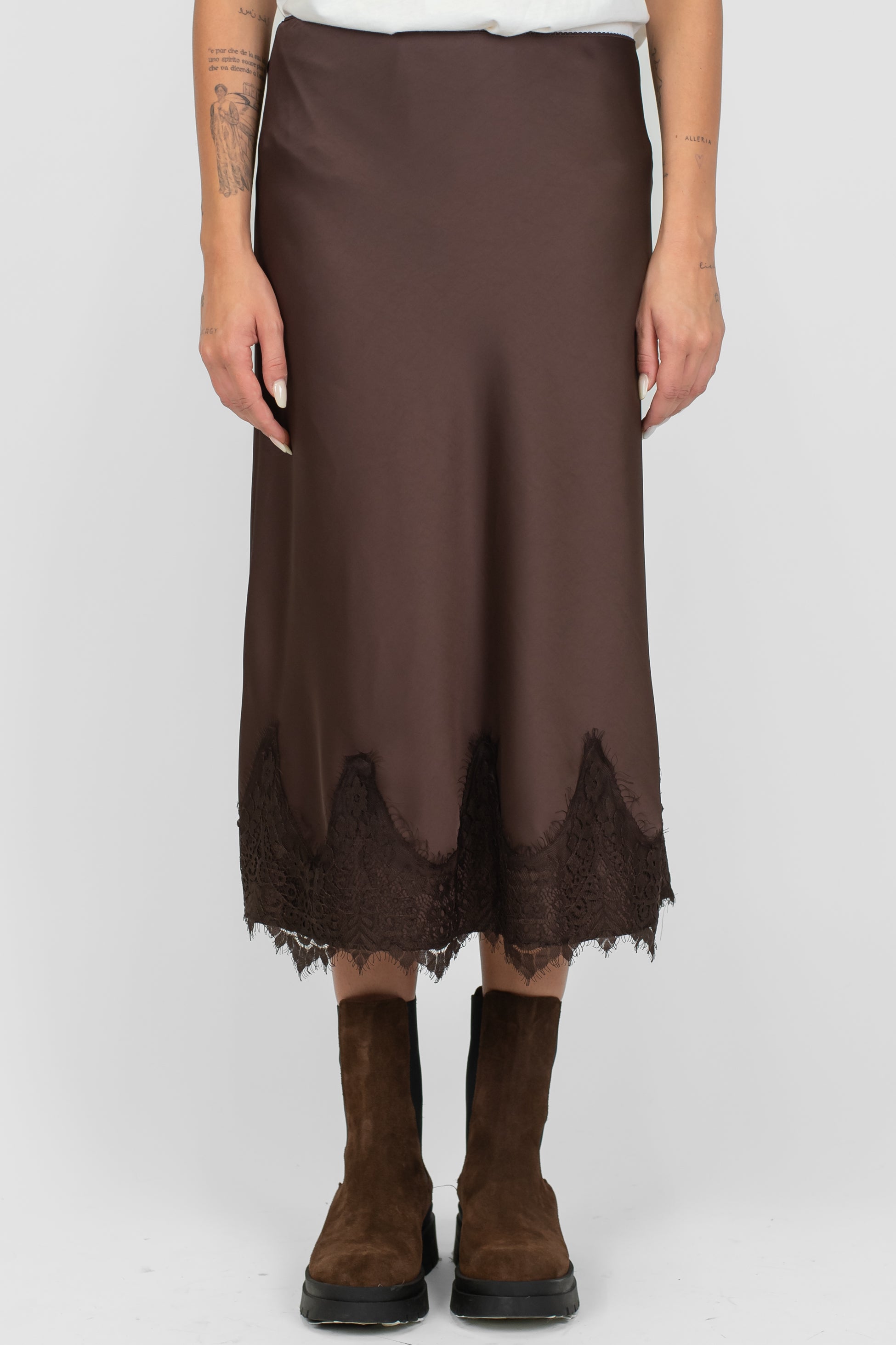 Tensione in - Gonna in satin con orlo in pizzo sul fondo