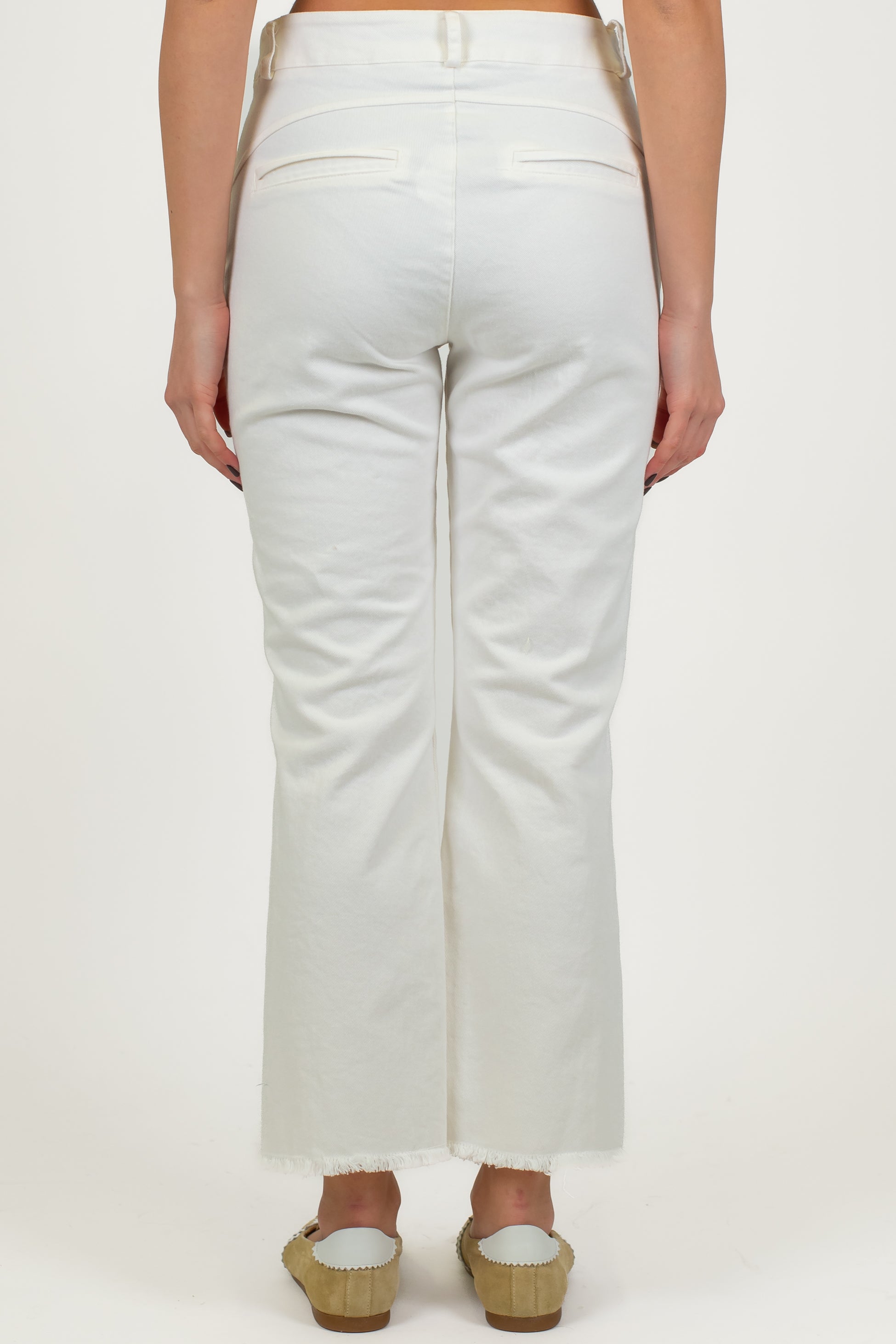 Motel - Pantalone trombetta in denim colorato sfrangiato sul fondo