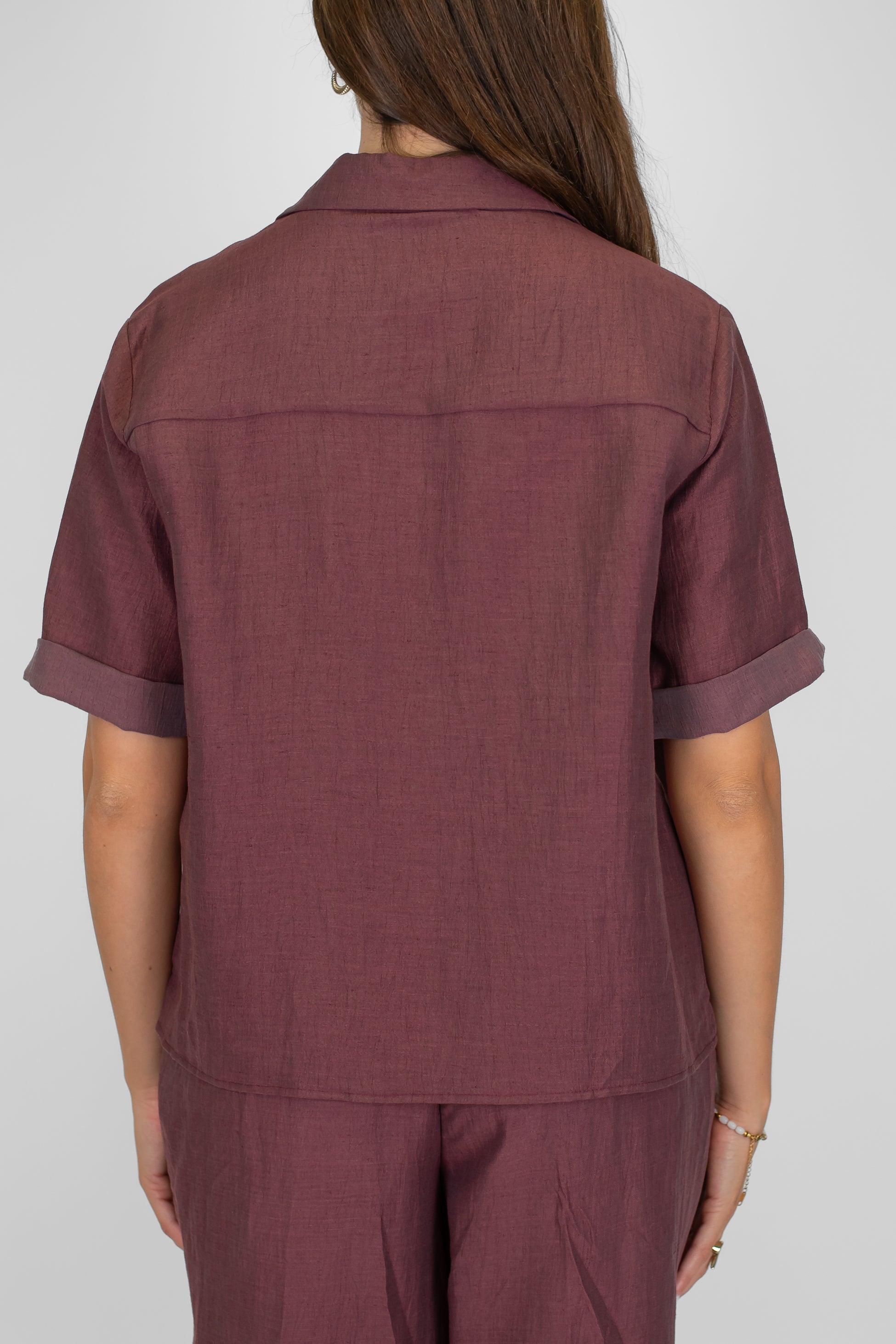 Tensione in - Camicia mezzamanica in lino con tasconi avanti