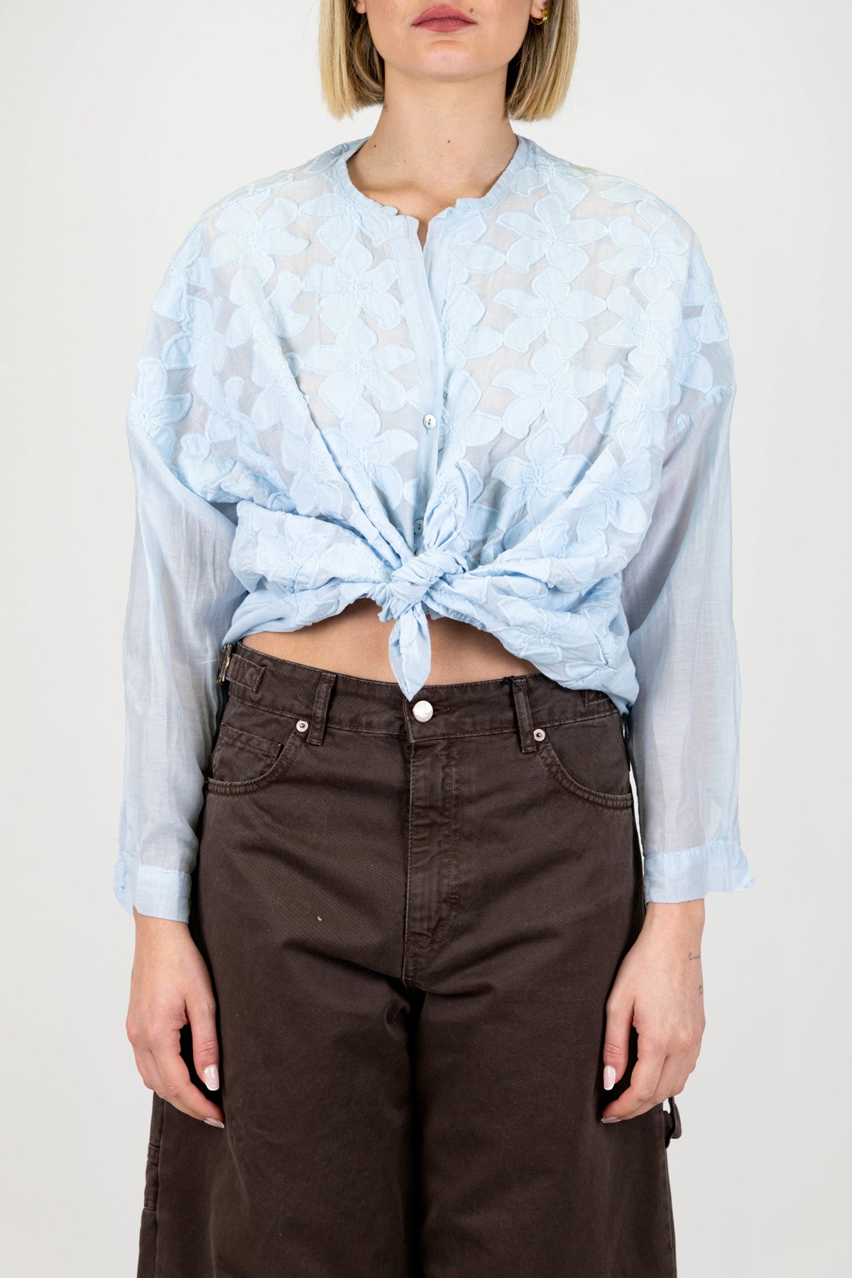 Tensione in - Camicia fantasia floreale ricamata in misto seta, con nodo sul fondo