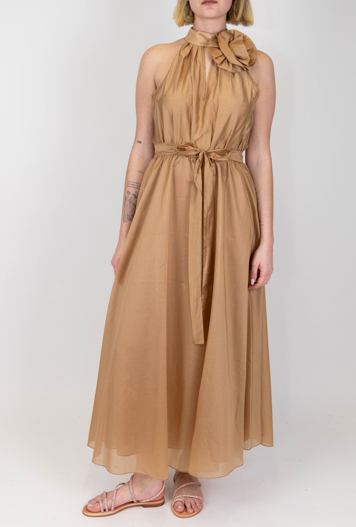 Tensione in - Abito lungo in lyocell con allaccio al collo con fiore e cintura in tessuto