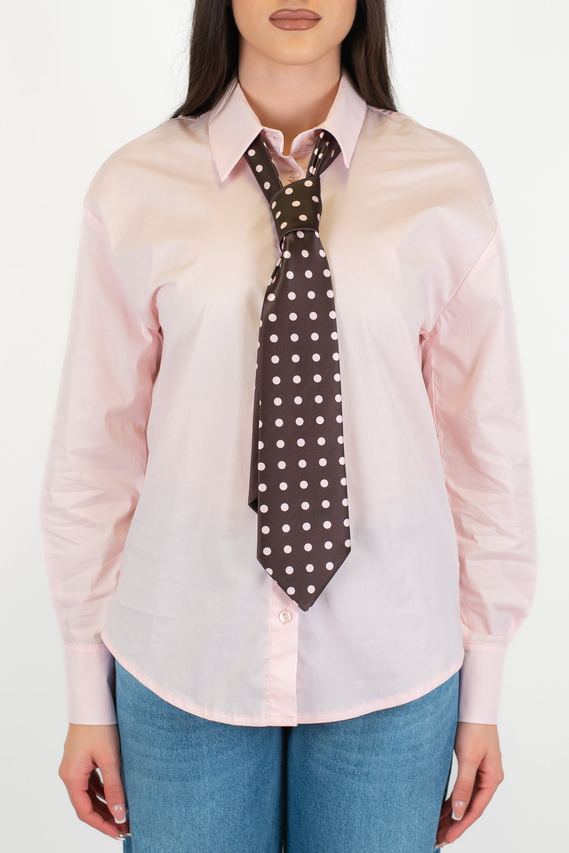Tensione in - Camicia con cravatta a contrasto fantasia pois