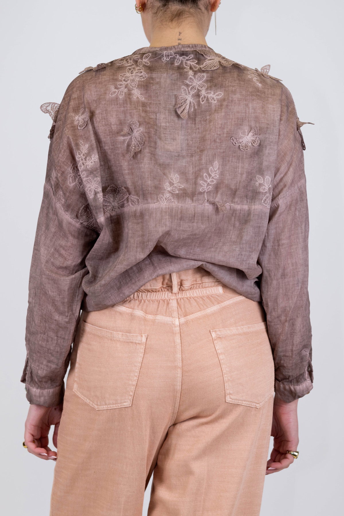 Motel - Camicia fantasia farfalle ricamate con collo coreano e nodo sul fondo