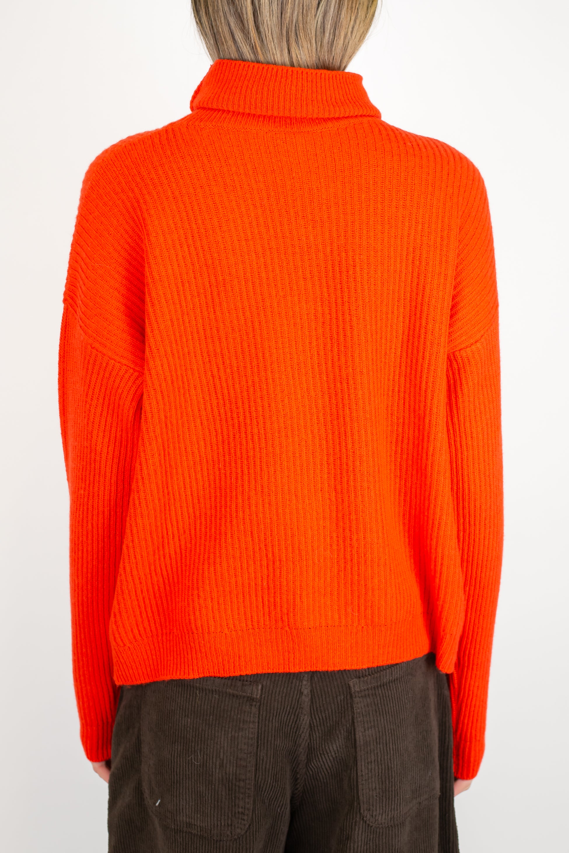 Tensione in - Dolcevita a costine in misto lana e cashmere