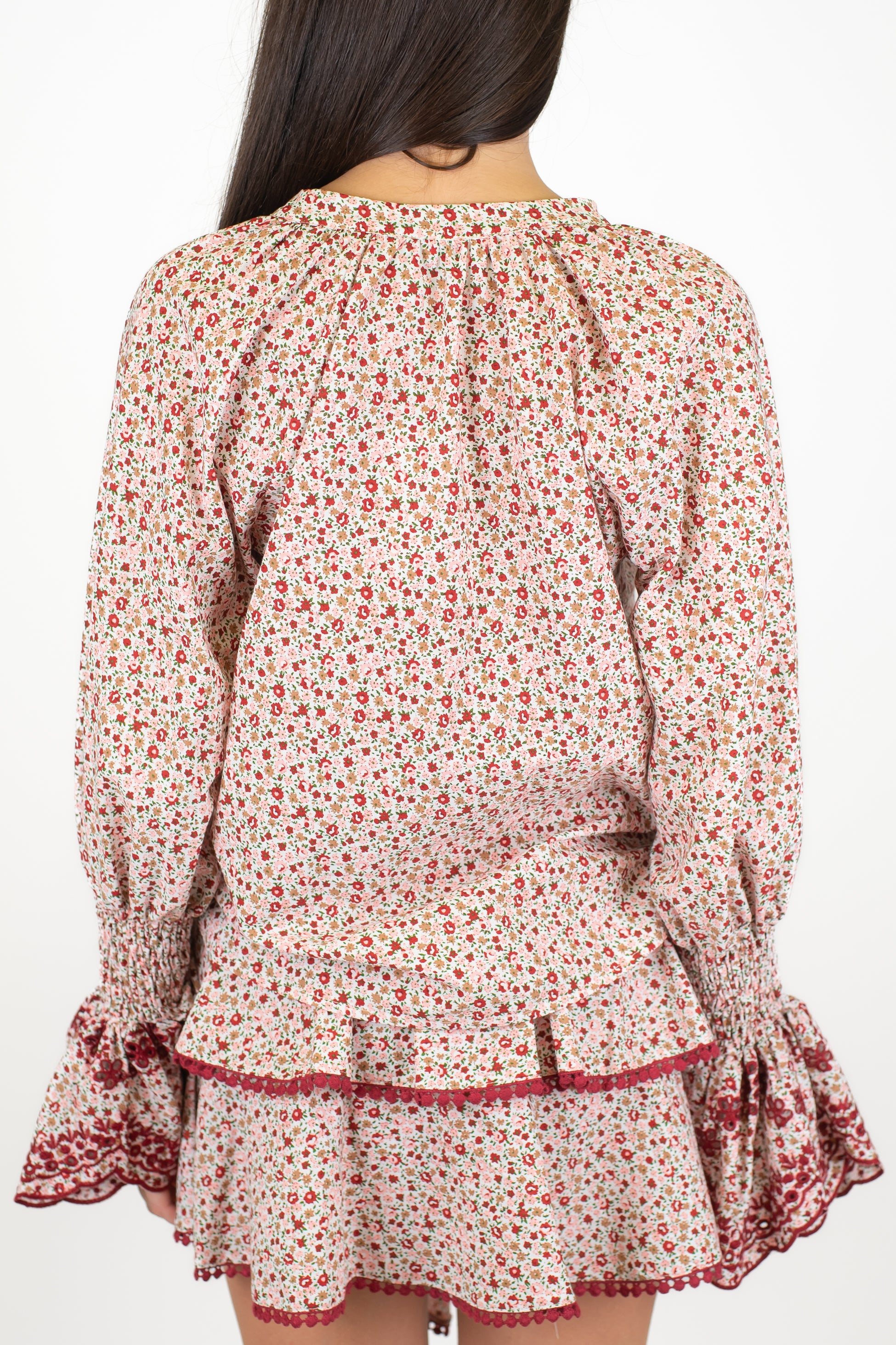 Motel - Camicia over fantasia floreale con scollo a V e maniche a campana con dettagli in pizzo