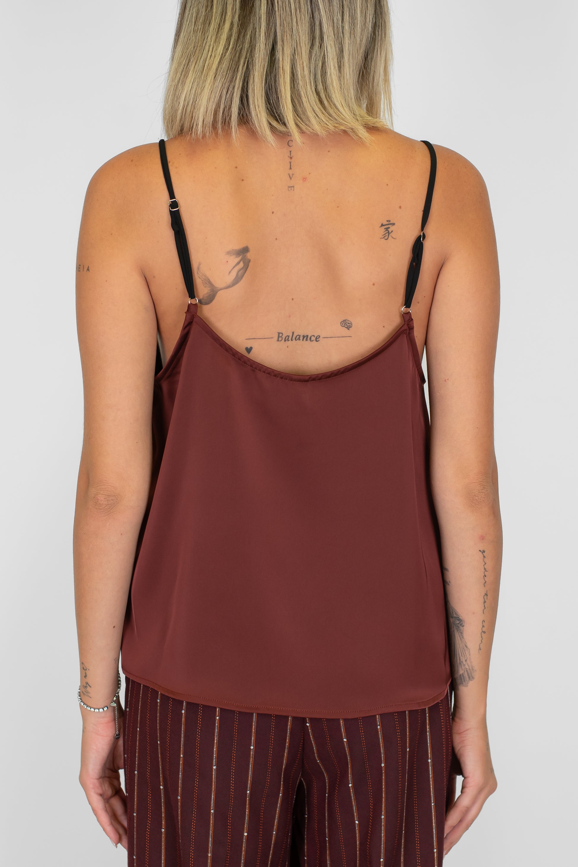 Tensione in -Top in satin con bretelline e scollo in pizzo