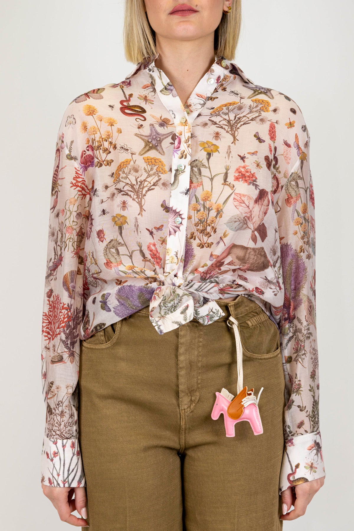 Tensione in - Camicia fantasia floreale con nodo sul fondo