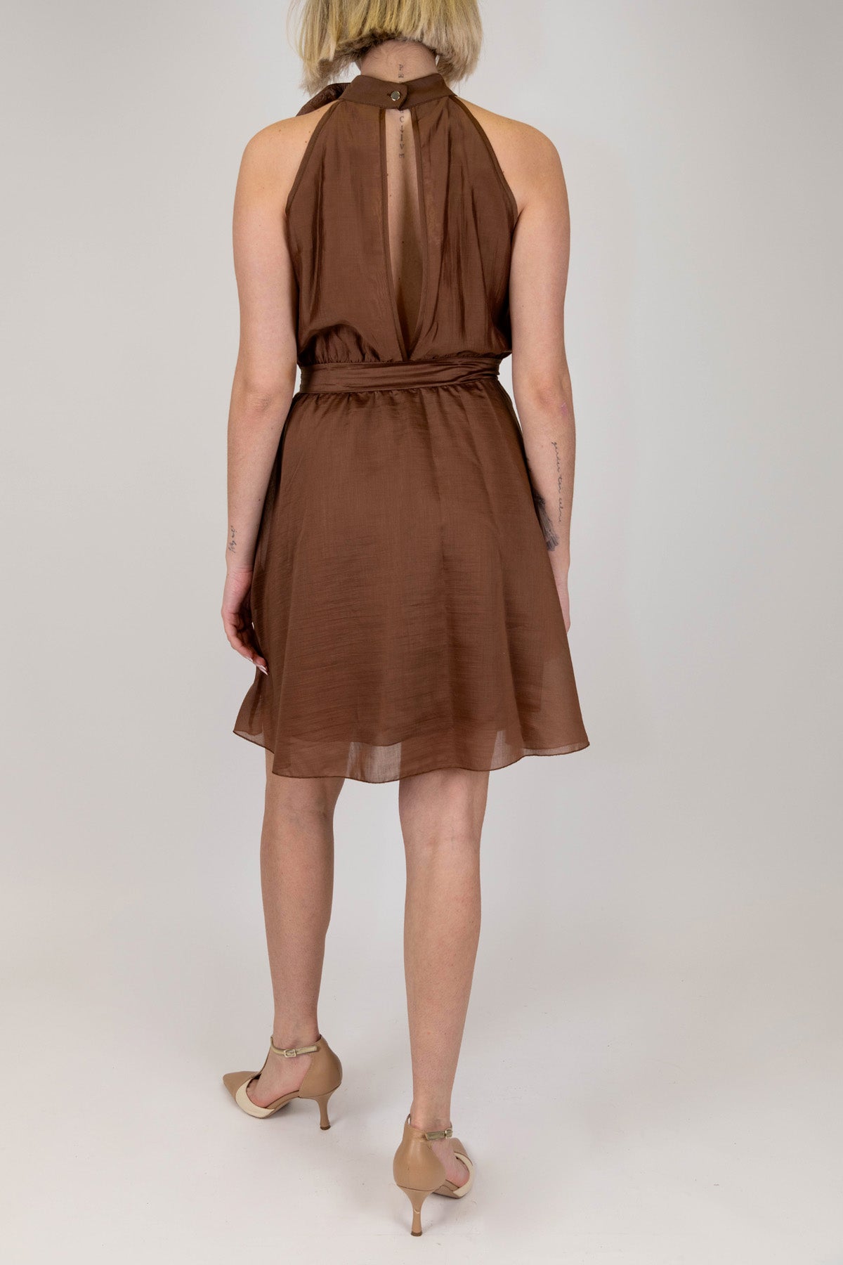 Tensione in - Abito corto in lyocell con allaccio con fiore e cintura in tessuto