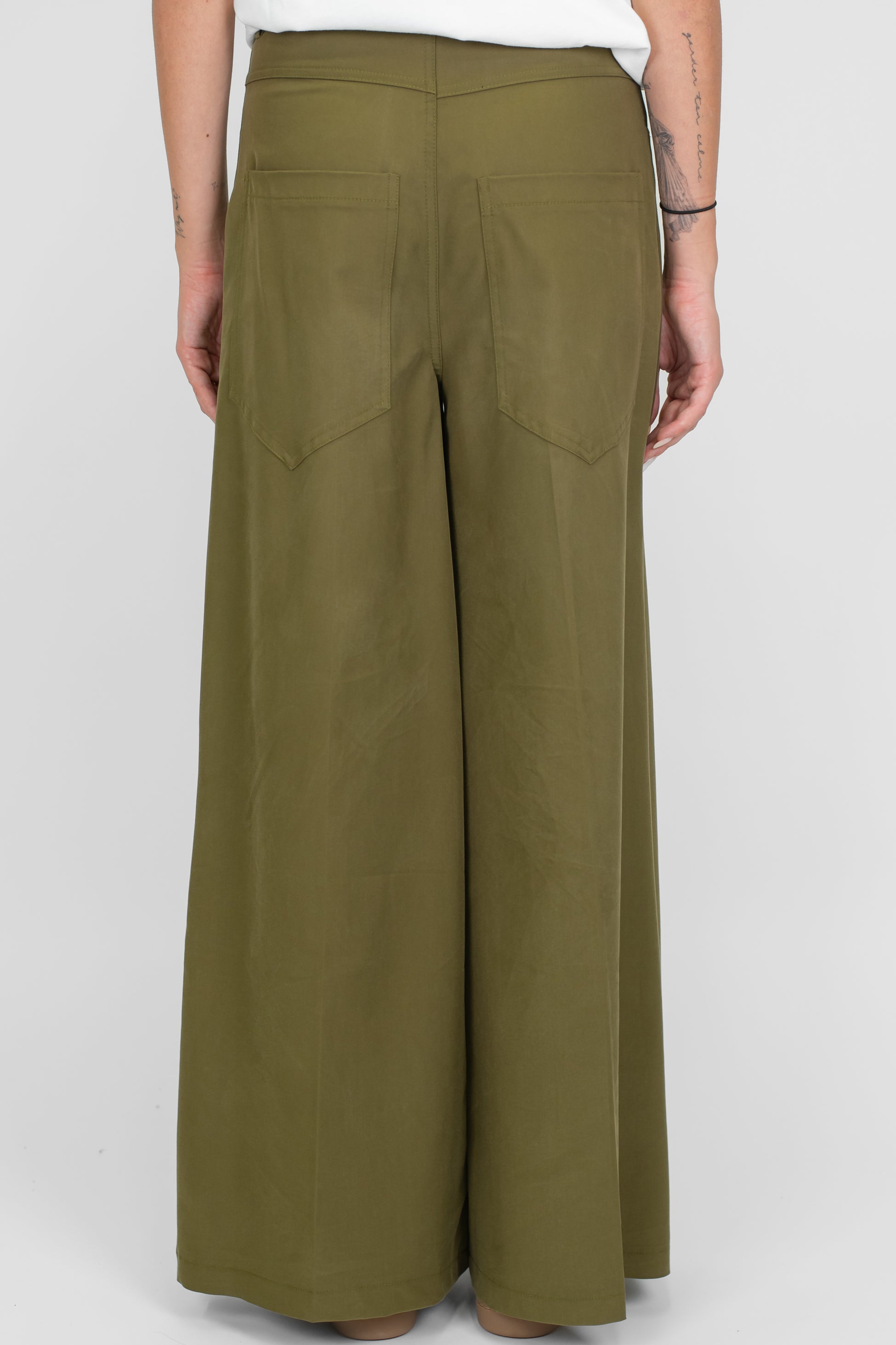 Tensione in - Pantalone palazzo con tasconi sul retro