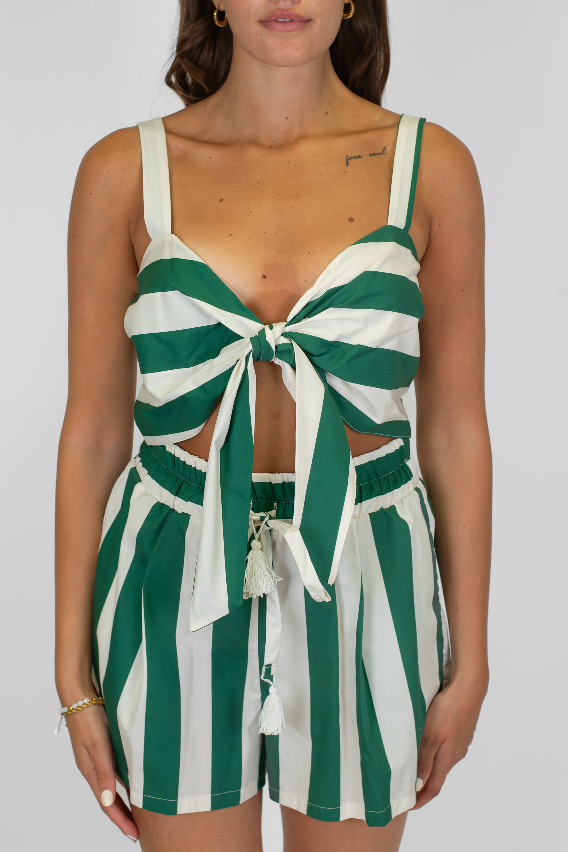 Tensione in - Coordinato fantasia righe con top a fiocco e shorts con coulisse