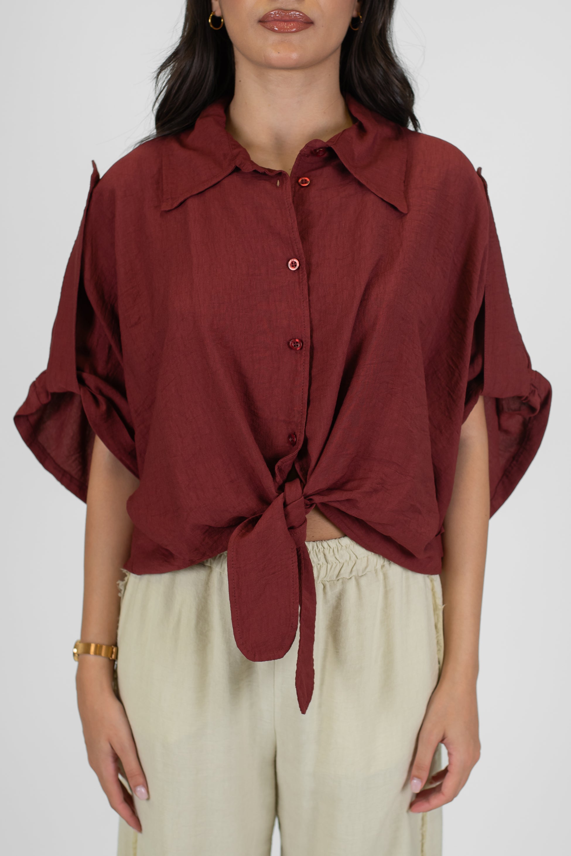 Tensione in - Camicia in viscosa leggera con rever ampio a lancia e nodo sul fondo