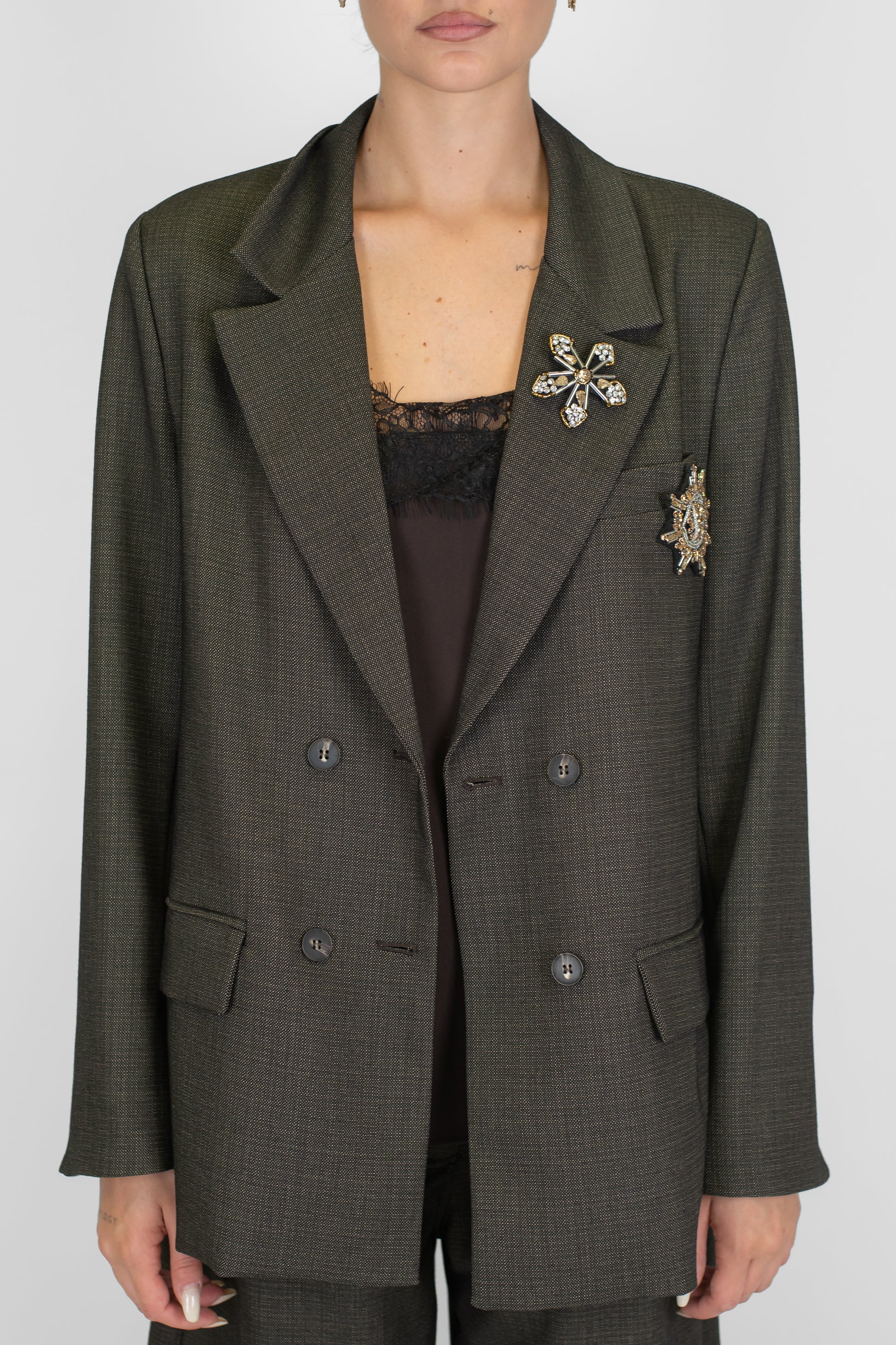 Tensione in - Giacca doppiopetto tramata con spille gioiello