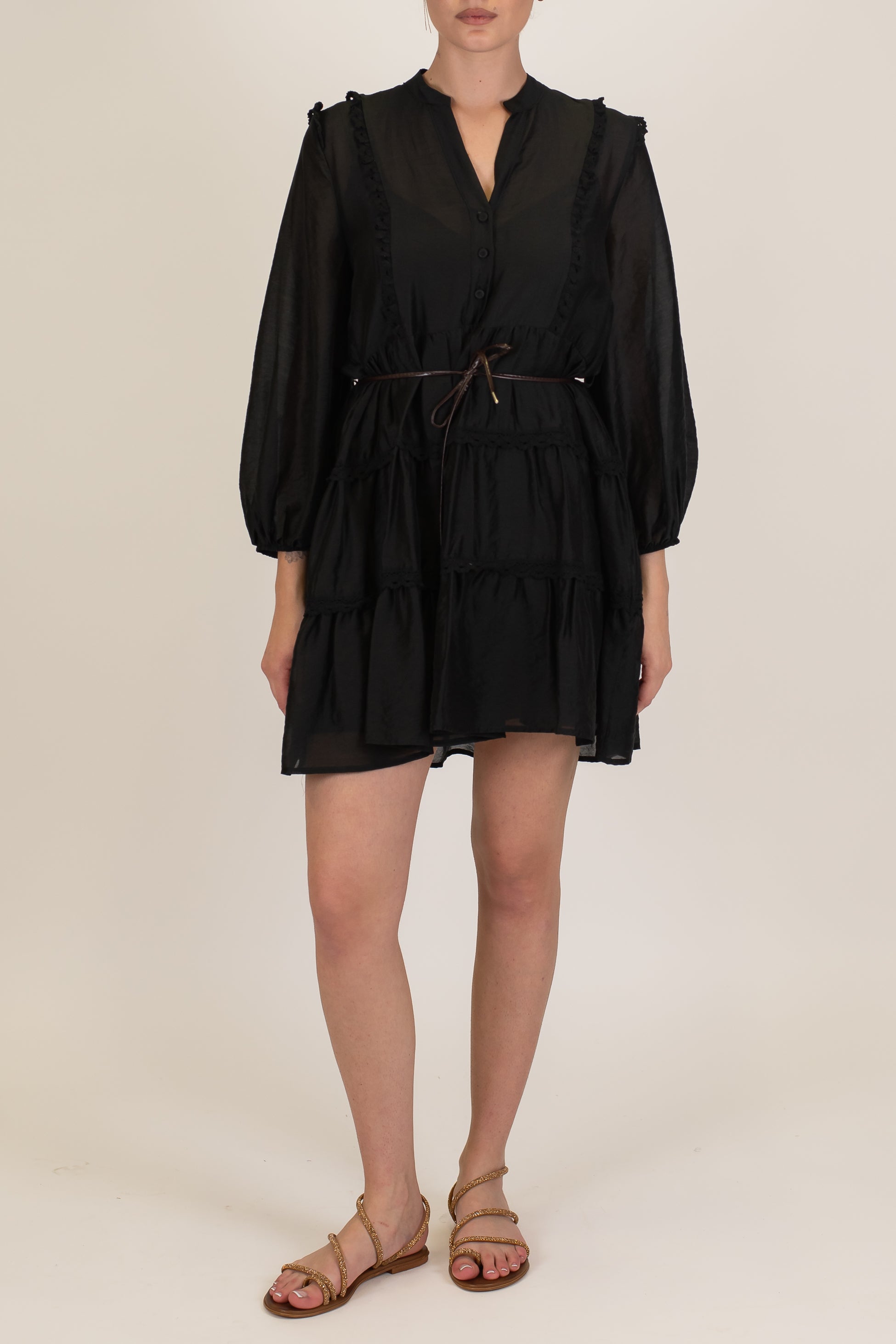 Tensione in - Abito corto in tencel con profili e balze ricamate e chiusura con bottoni