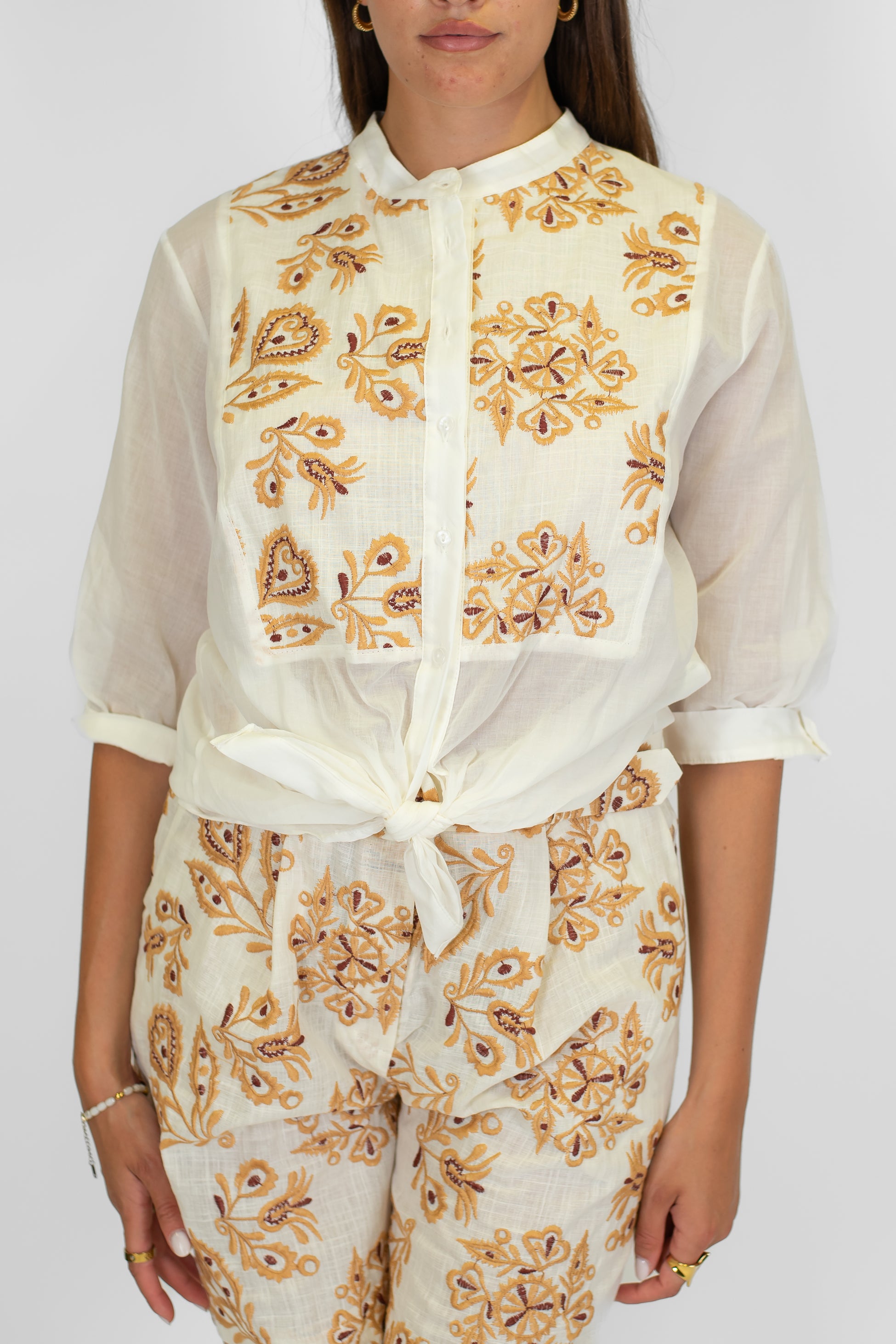 Tensione in - Camicia manica tra quarti in mussola di cotone con ricami a contrasto e collo coreano