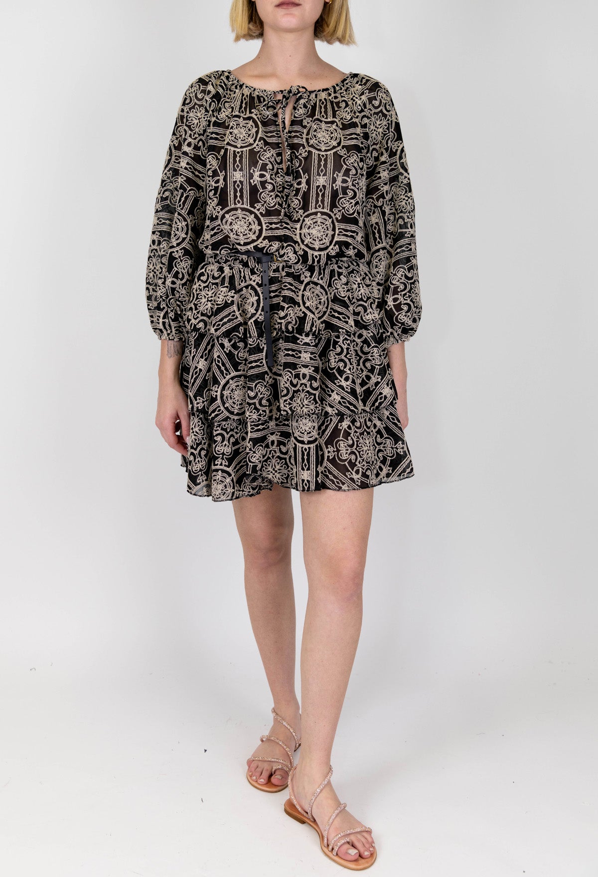 Motel - Abito corto con ricami in crochet e manica tre quarti