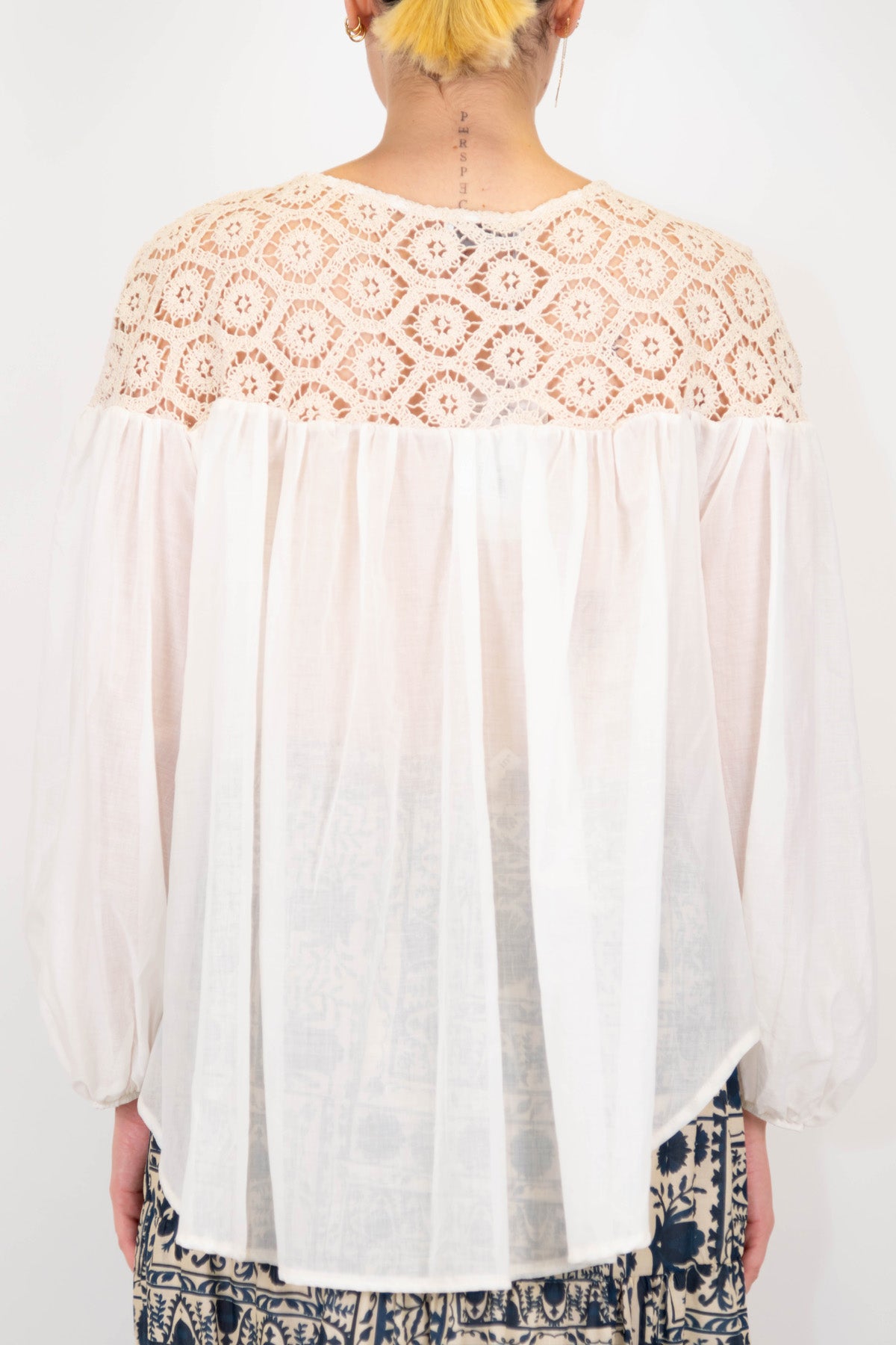 Motel - Blusa con parte suoeriore in crochet e fiocco al collo