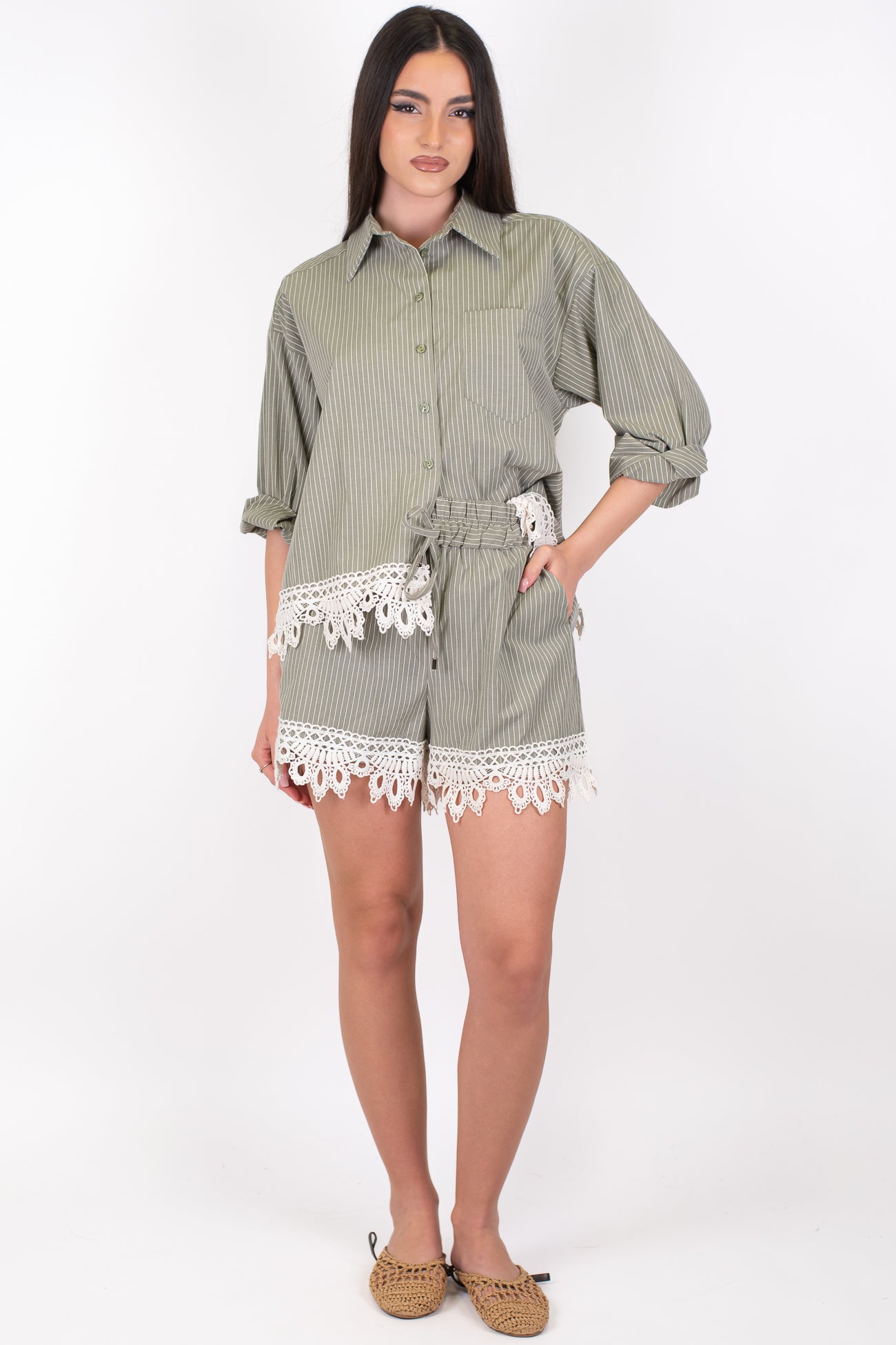 Motel - Coordinato camicia e shorts fantasia a righe con pizzo sul fondo