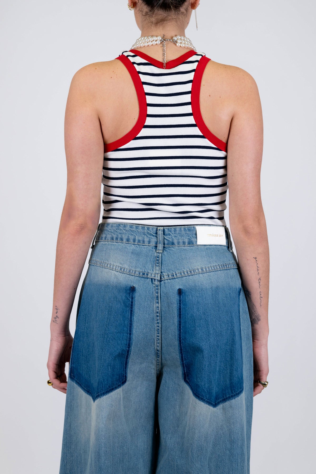 Tensione in - Canotta a righe con profilo a contrasto e collana