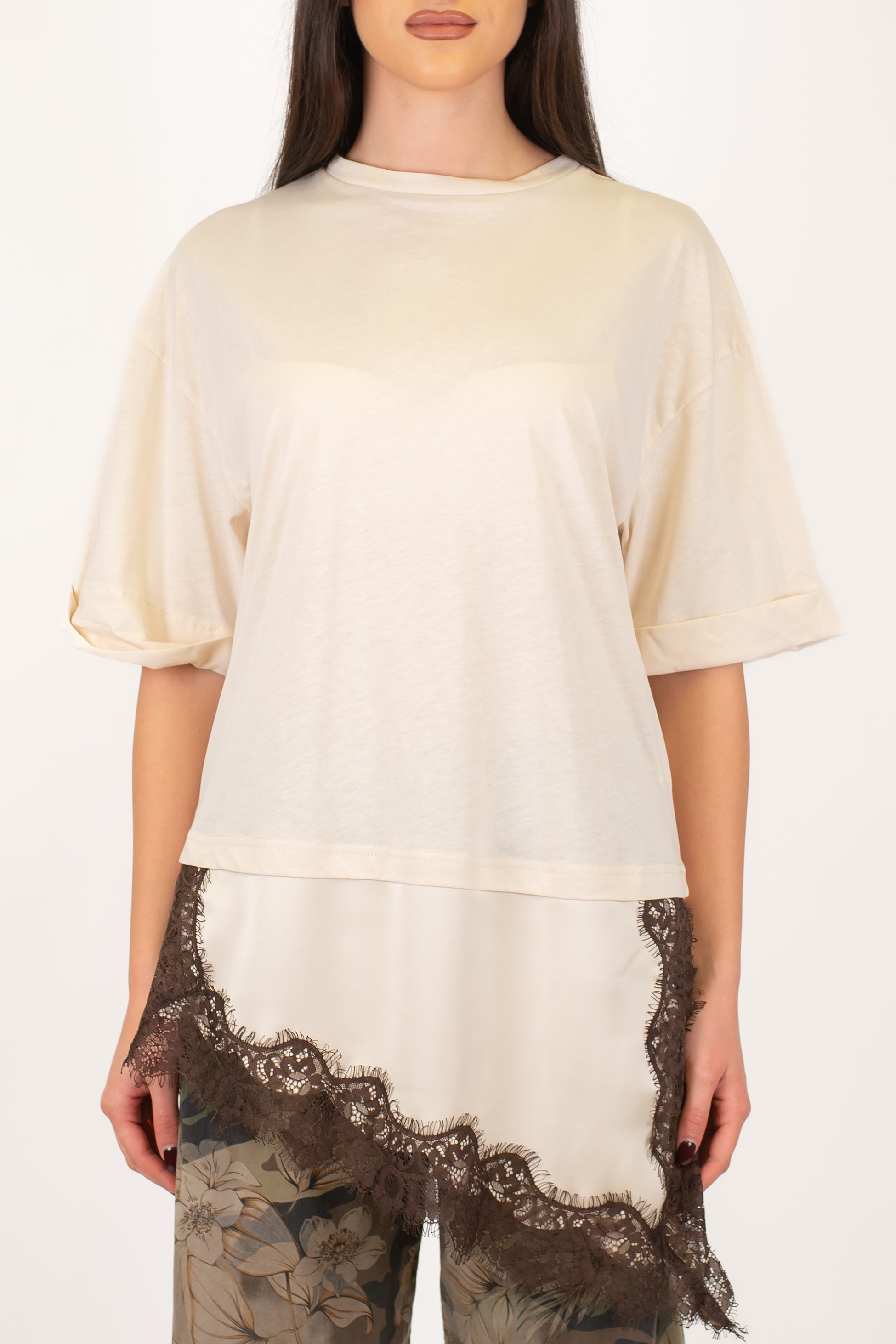 Motel - T-shirt over con estensione in satin asimmetrico e pizzo a contrasto sul fondo