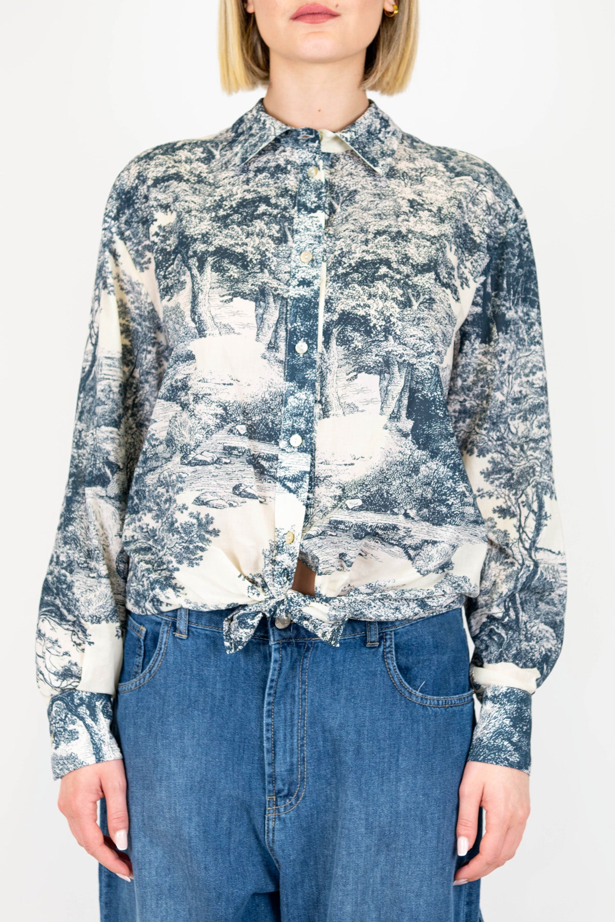 Tensione in - Camicia fantasia toile de jouy in mussola di cotone con nodo sul fondo