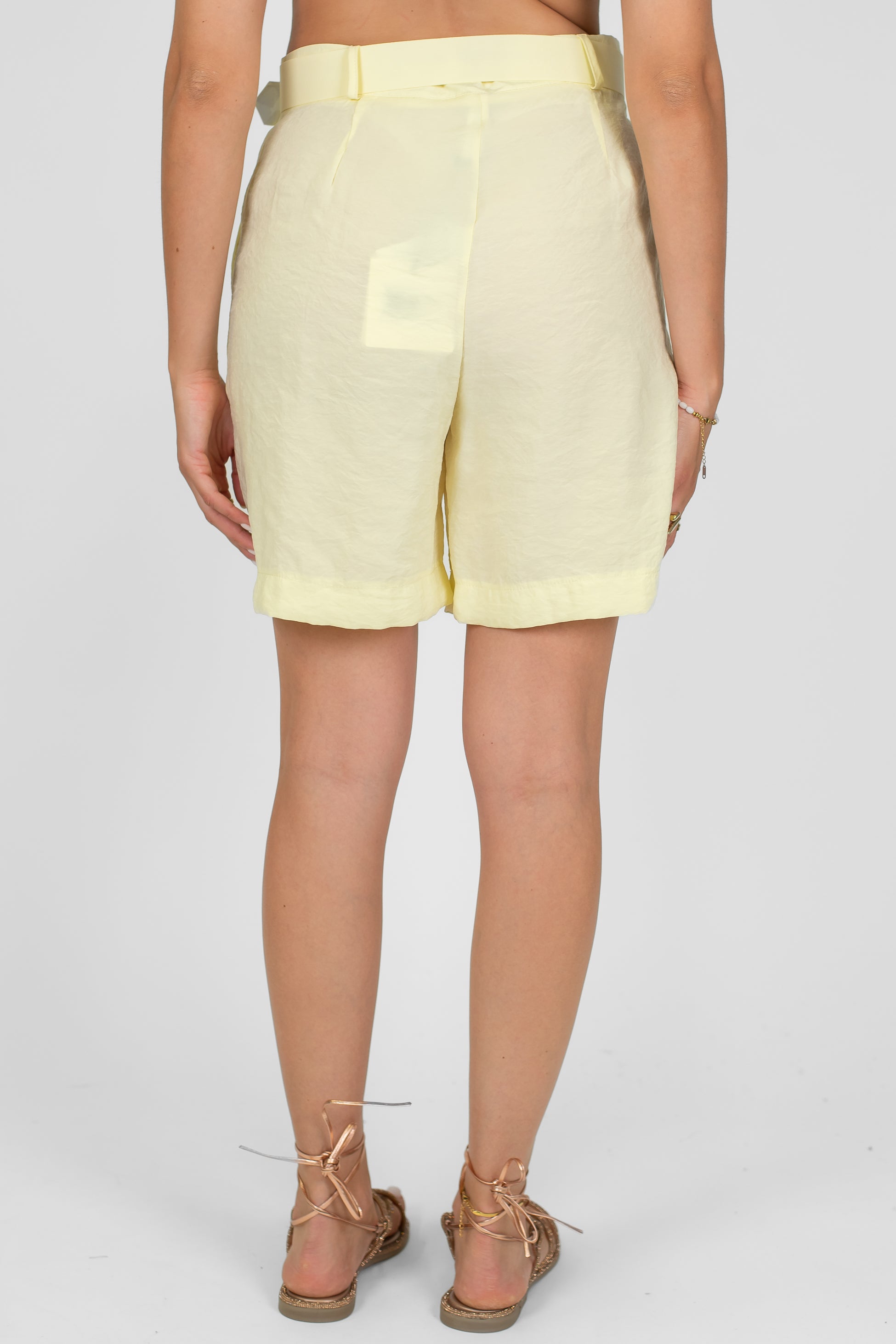 Tensione in - Bermuda in modal con pinces e cintura in tessuto