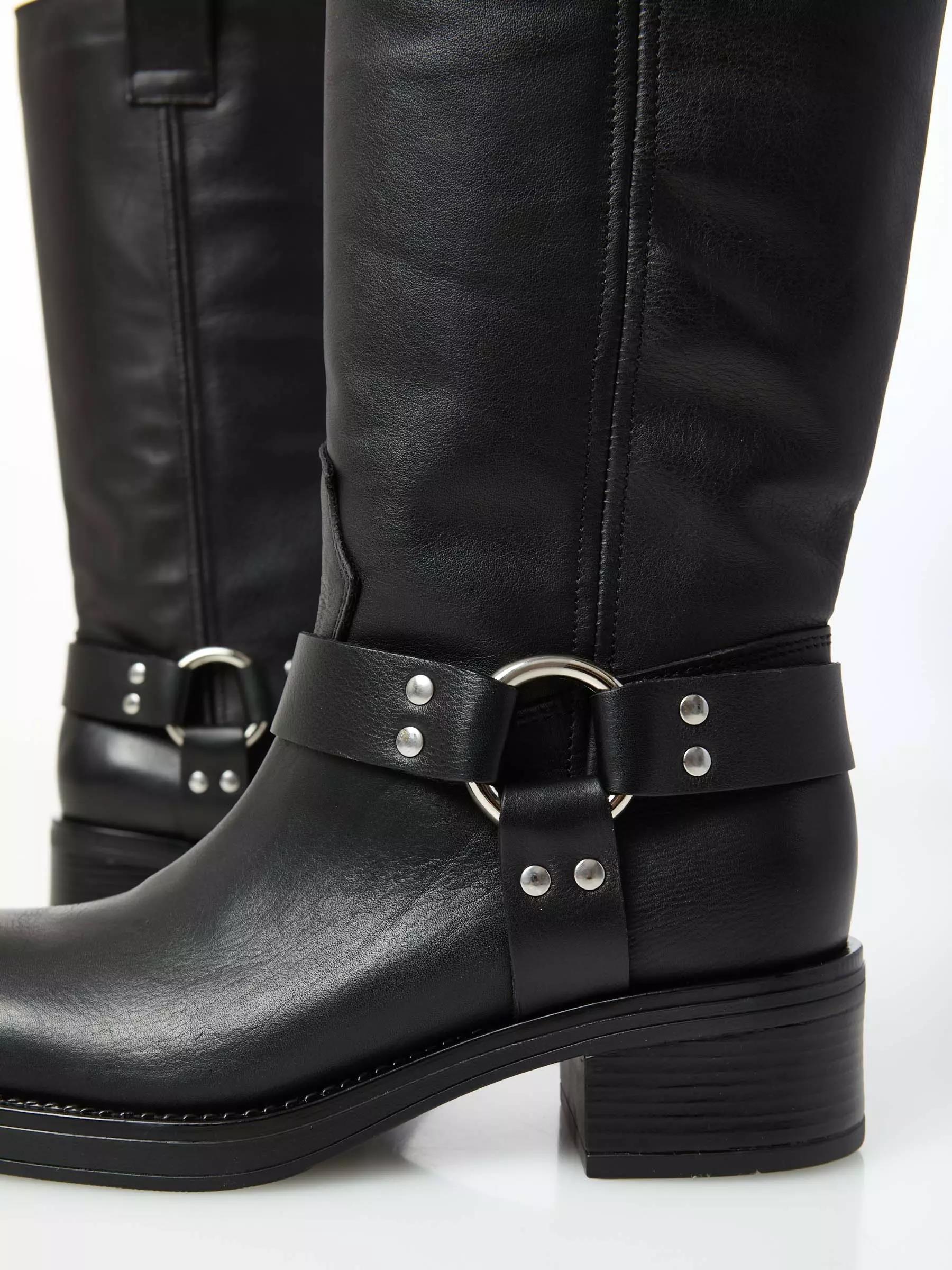 Ovyé - Stivale biker in pelle con fibbia e punta quadrata