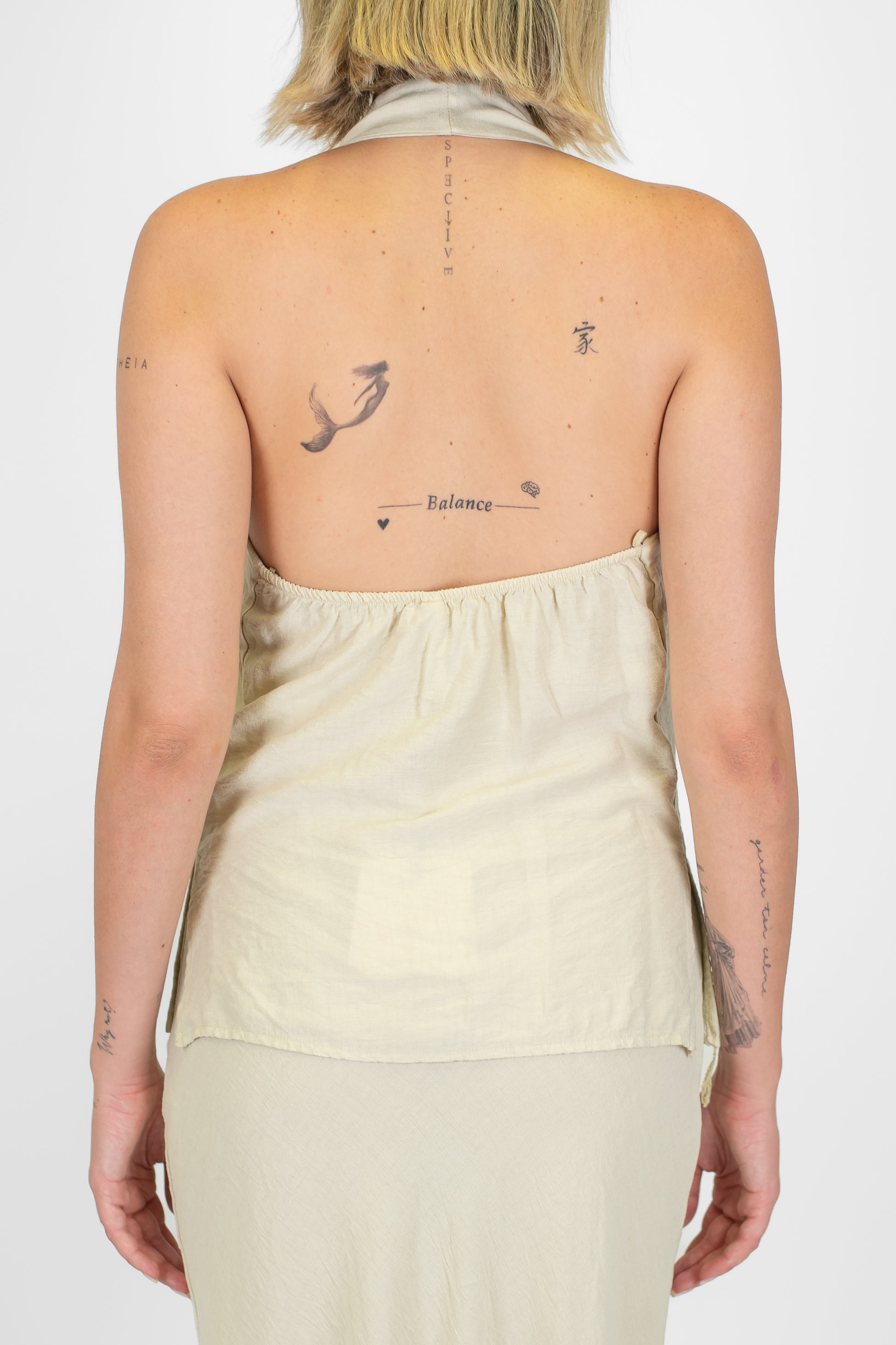 Tensione in - Gilet chiusura scollo fronte-retro con allaccio al collo e laccetti