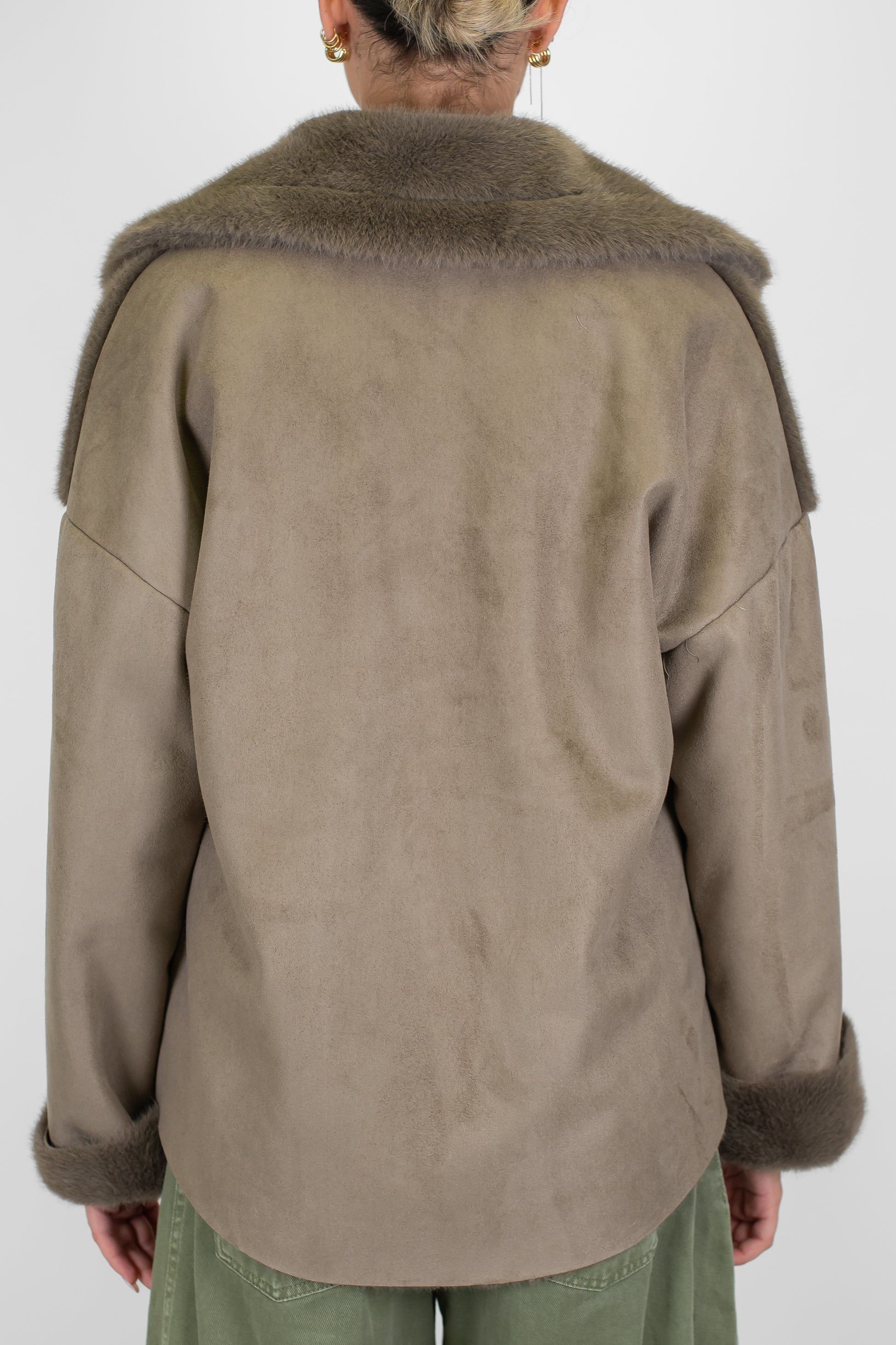 Tensione in - Ecomontone pellicciato con chiusura a bottoni