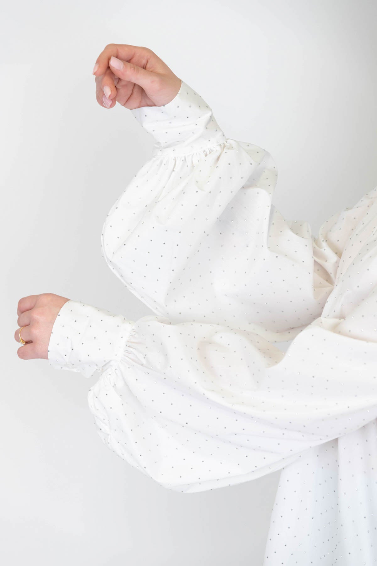 Tensione in - Camicia con strass e manica a palloncino