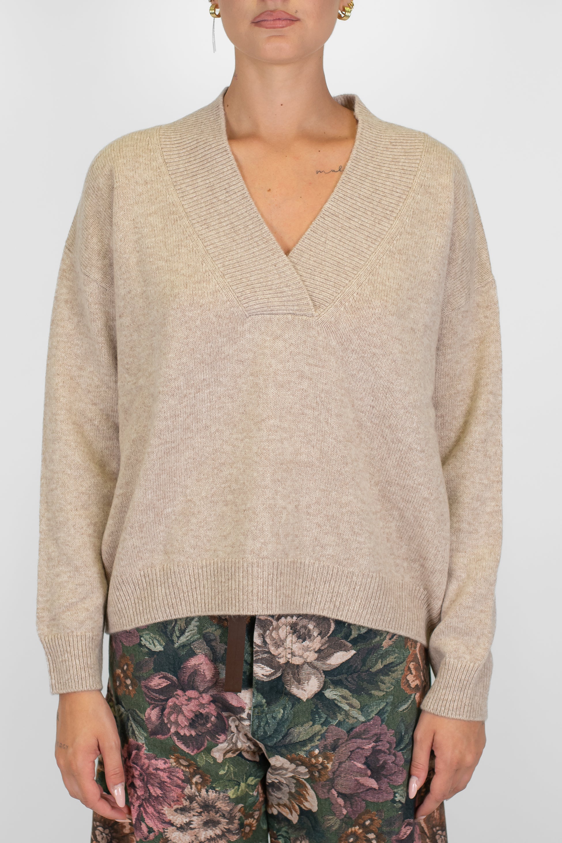 Tensione in - Maglia over scollo a V in pura lana