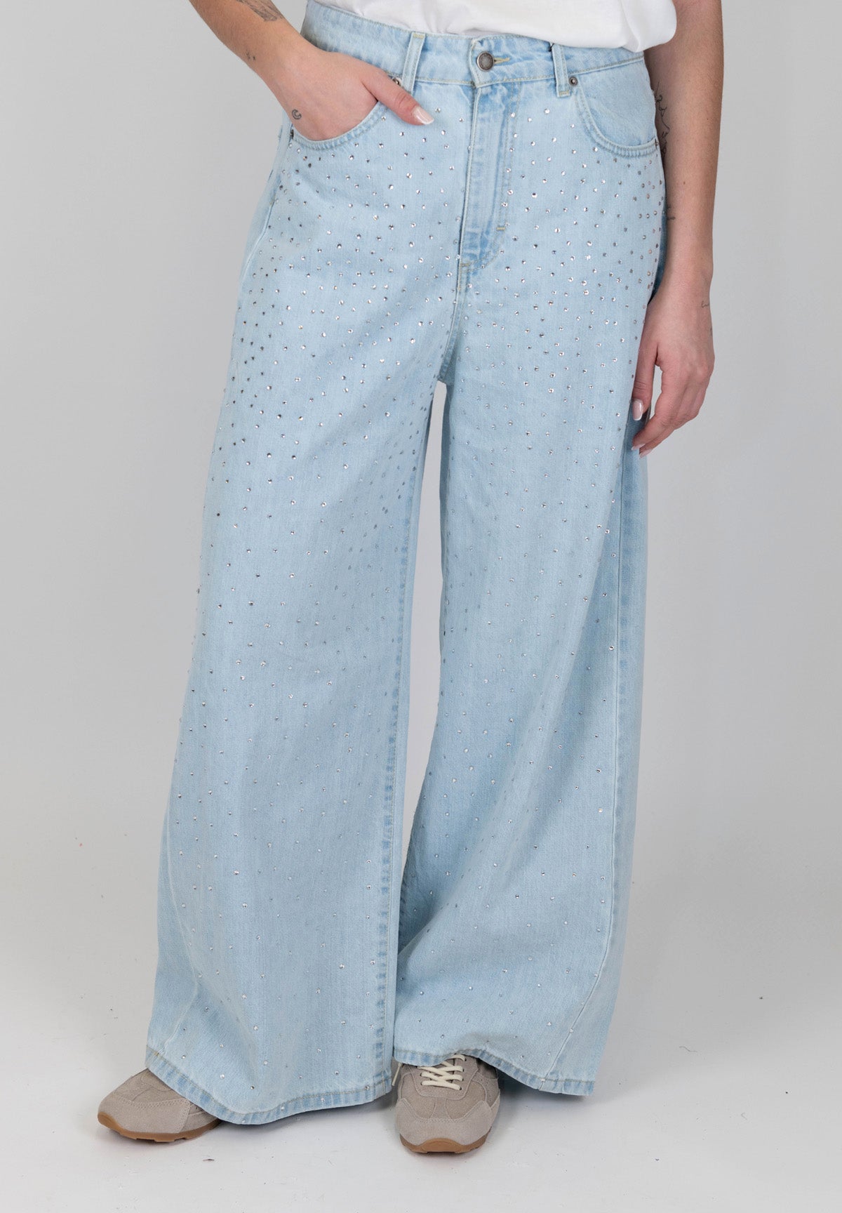 Tensione in - Jeans modello Giusi lavaggio chiaro con strass e tasconi posteriori