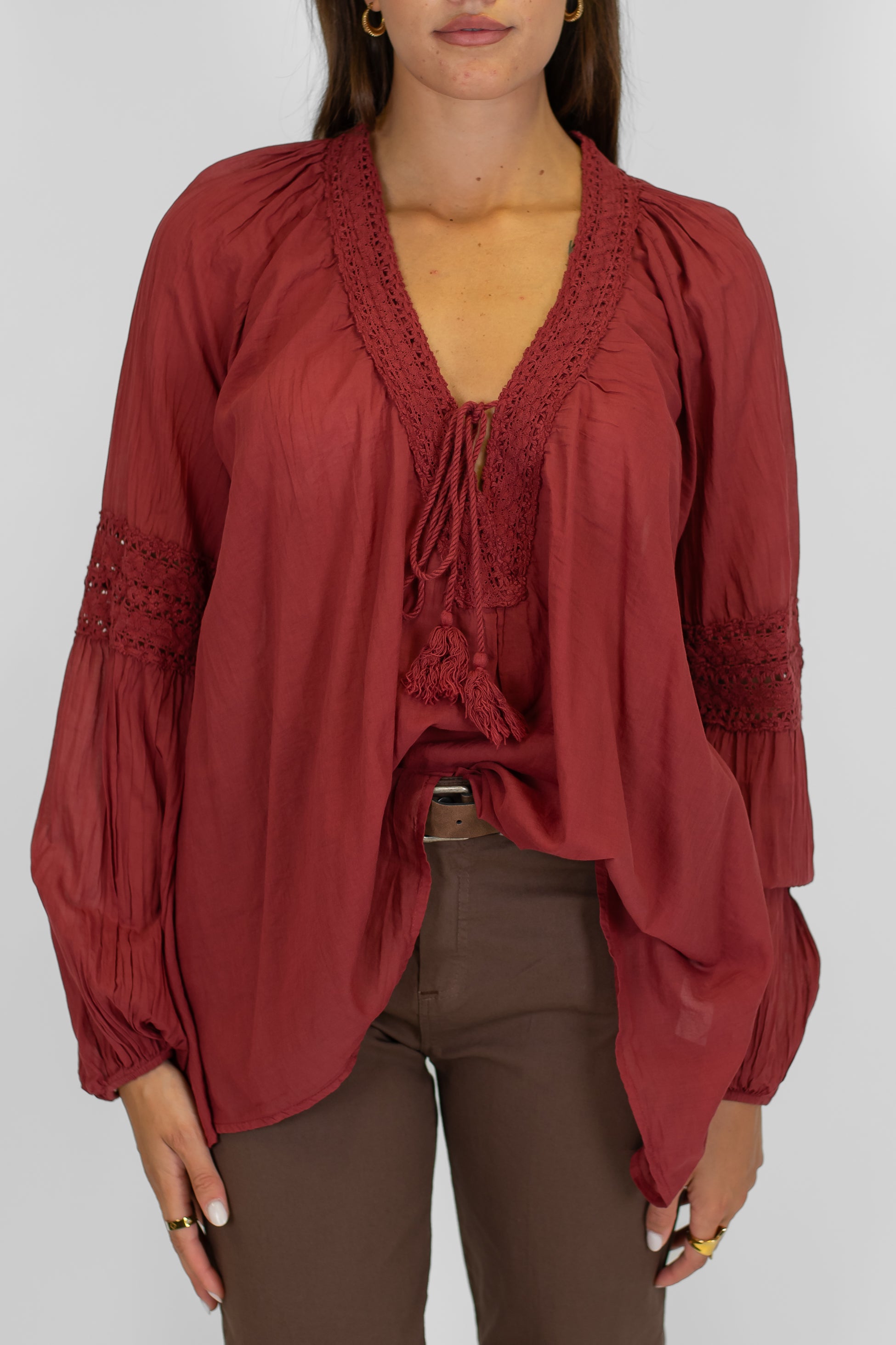 Dixie - Camicia in mussola di cotone scollo V con nappine e crochet