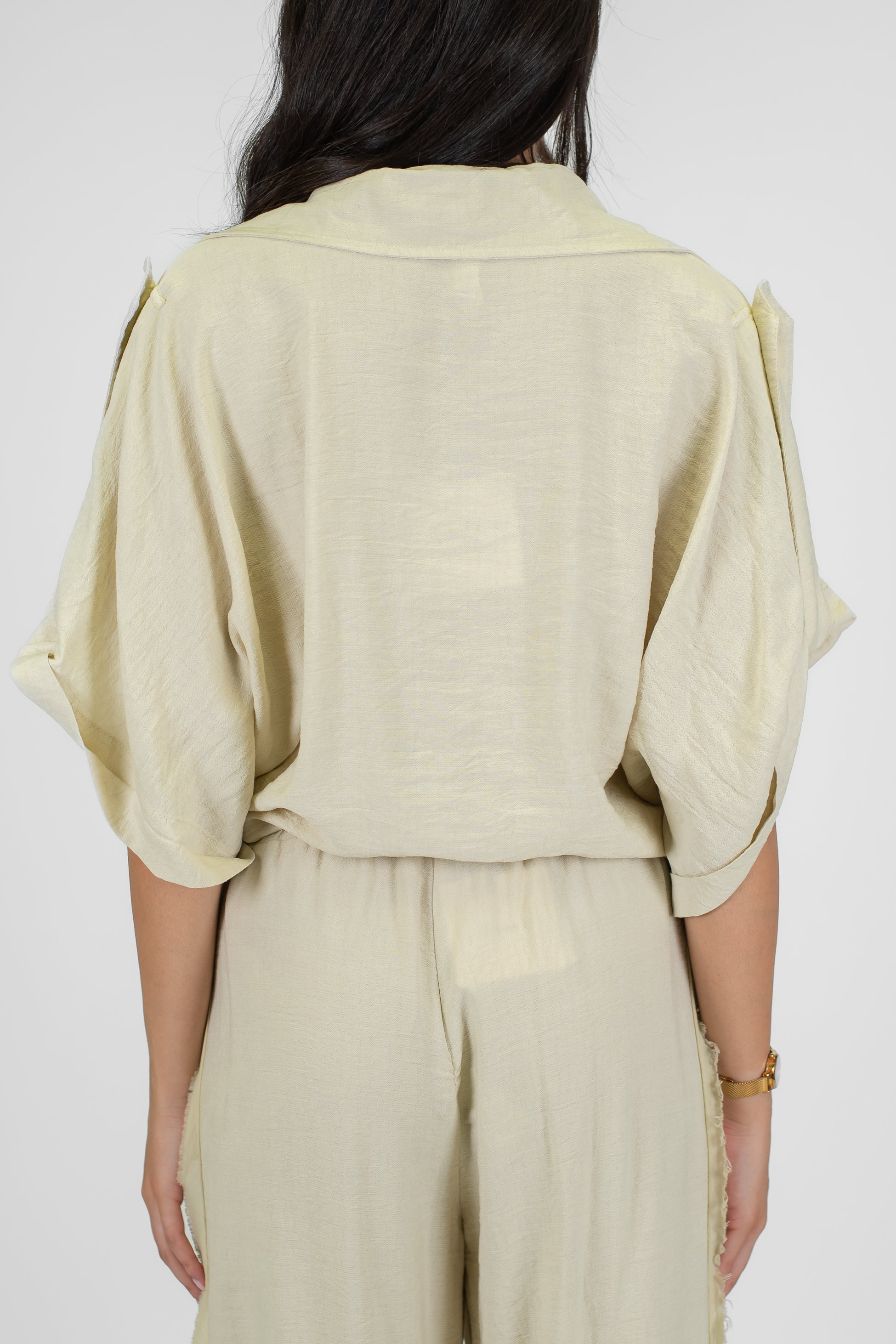 Tensione in - Camicia in viscosa leggera con rever ampio a lancia e nodo sul fondo