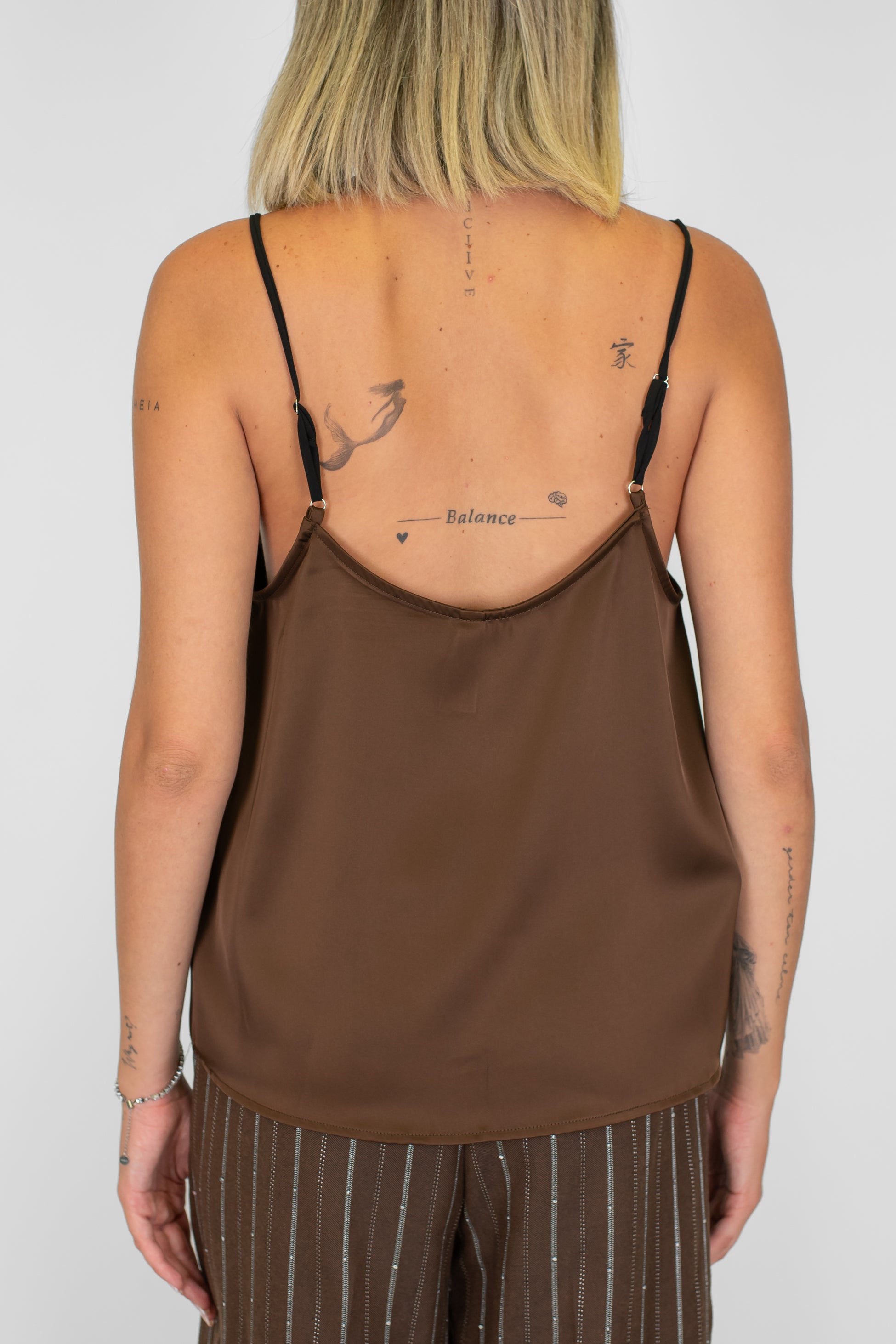 Tensione in -Top in satin con bretelline e scollo in pizzo