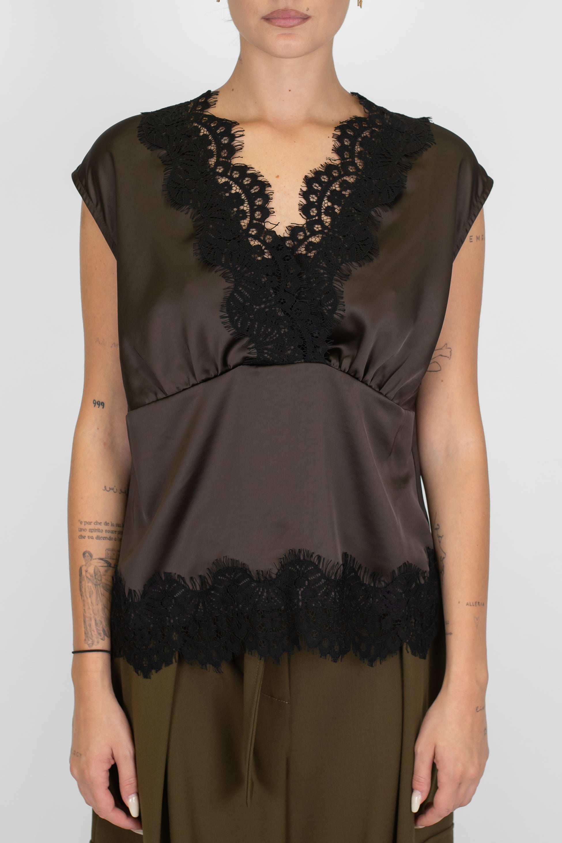 Tensione in - Blusa mezzamanica scollo a V in satin con orli in pizzo