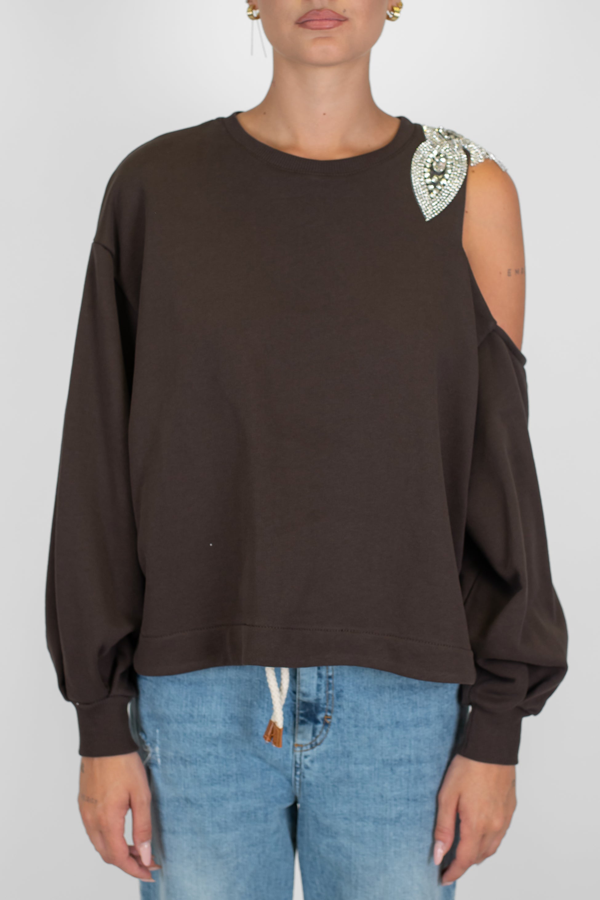 Tensione in - Felpa cut-out con applicazioni strass sulla spalla