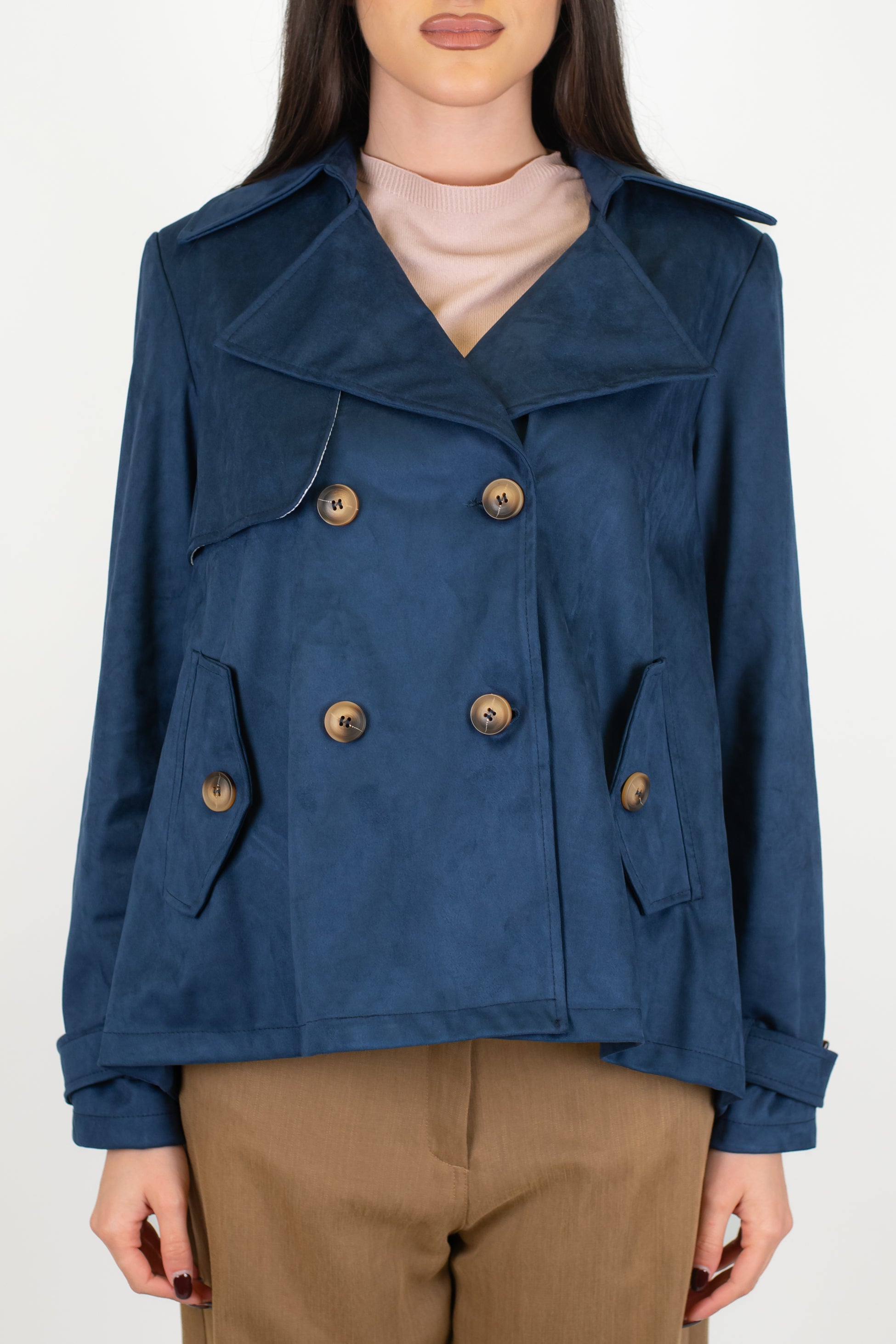 Tensione in - Trench corto doppiopetto in dainetto con tasche laterali e rever ampio a lancia