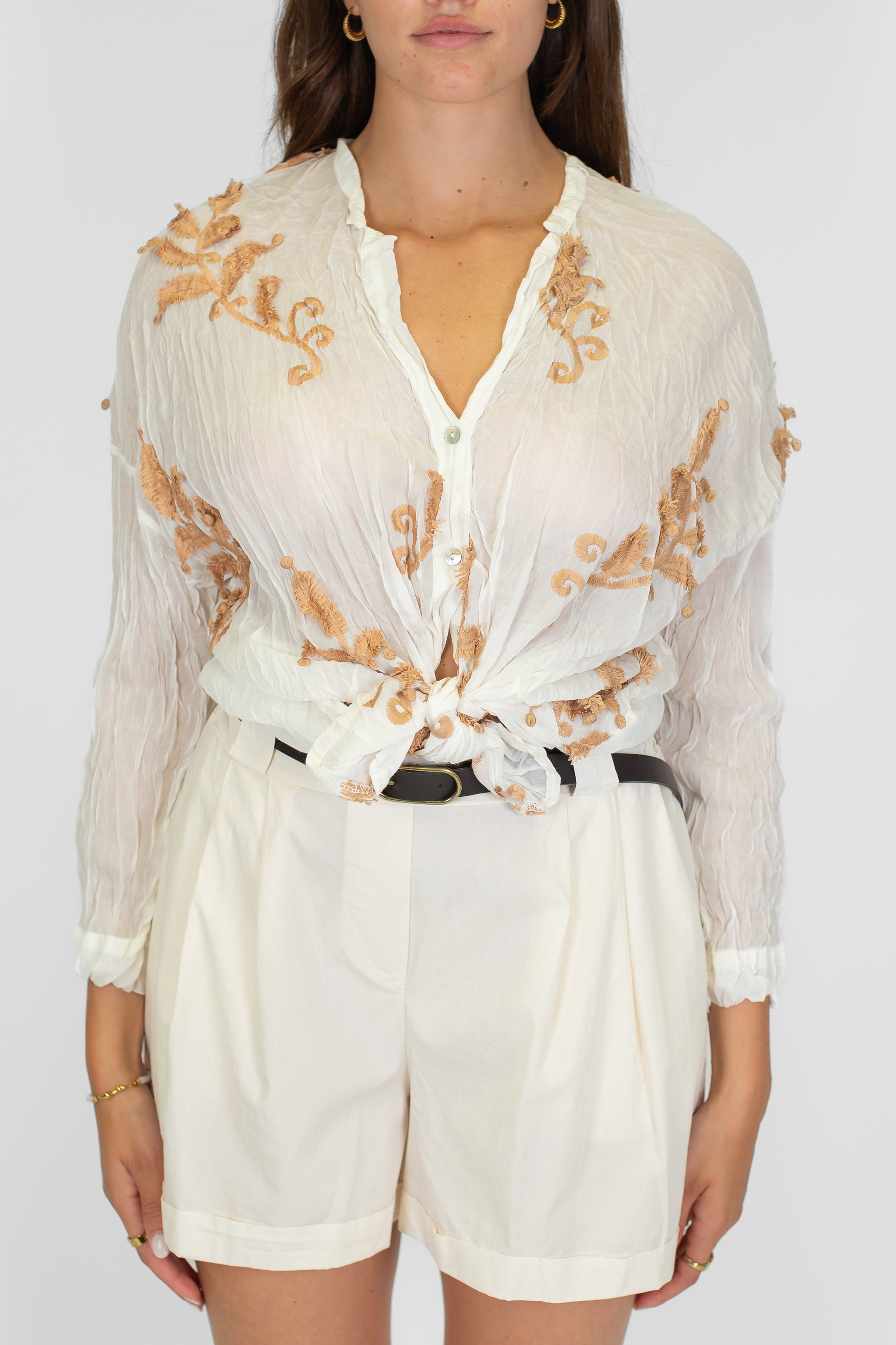 Tensione in - Camicia in misto seta con ricami a contrasto e collo coreano