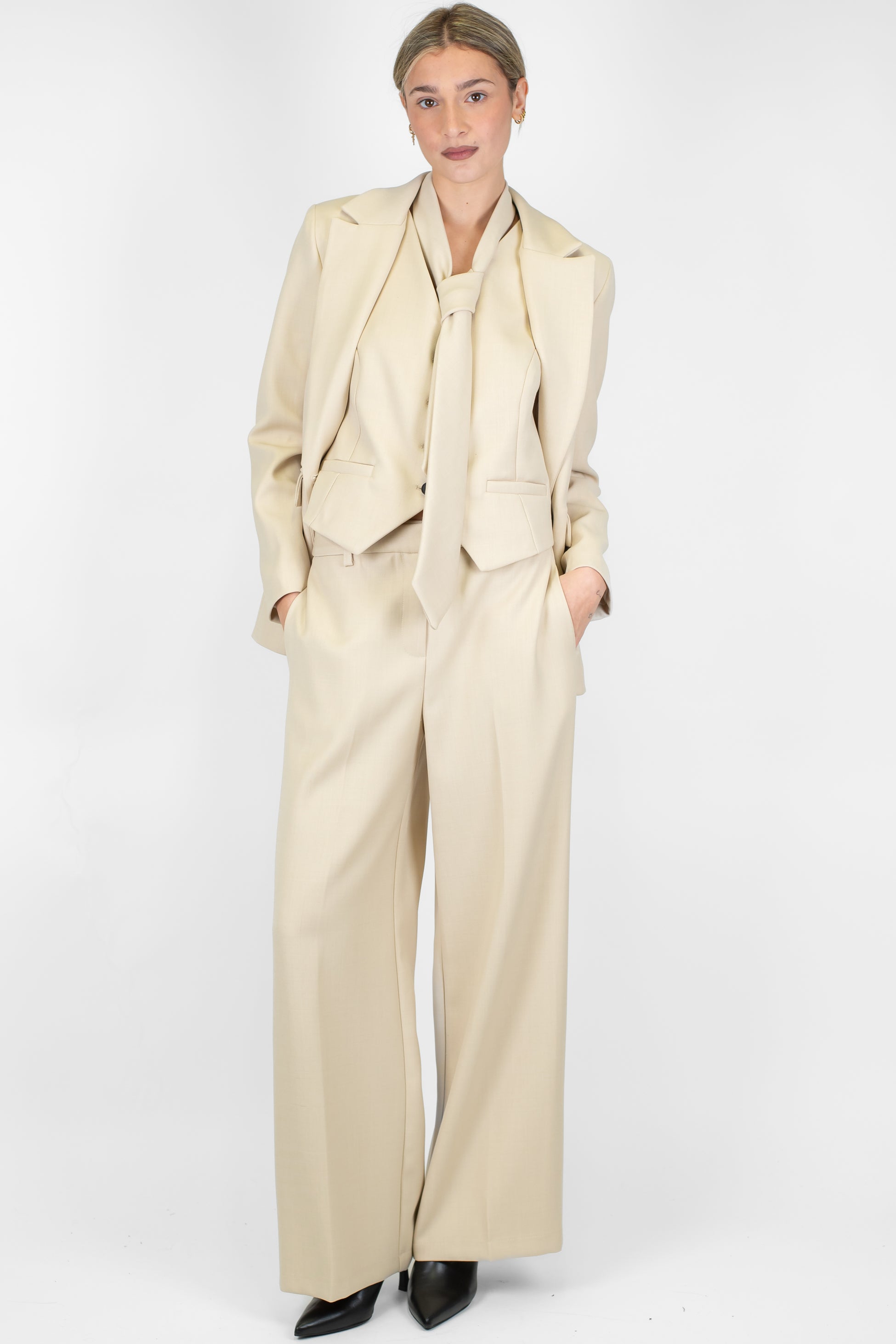 Tensione in - Pantalone palazzo con piega stirata