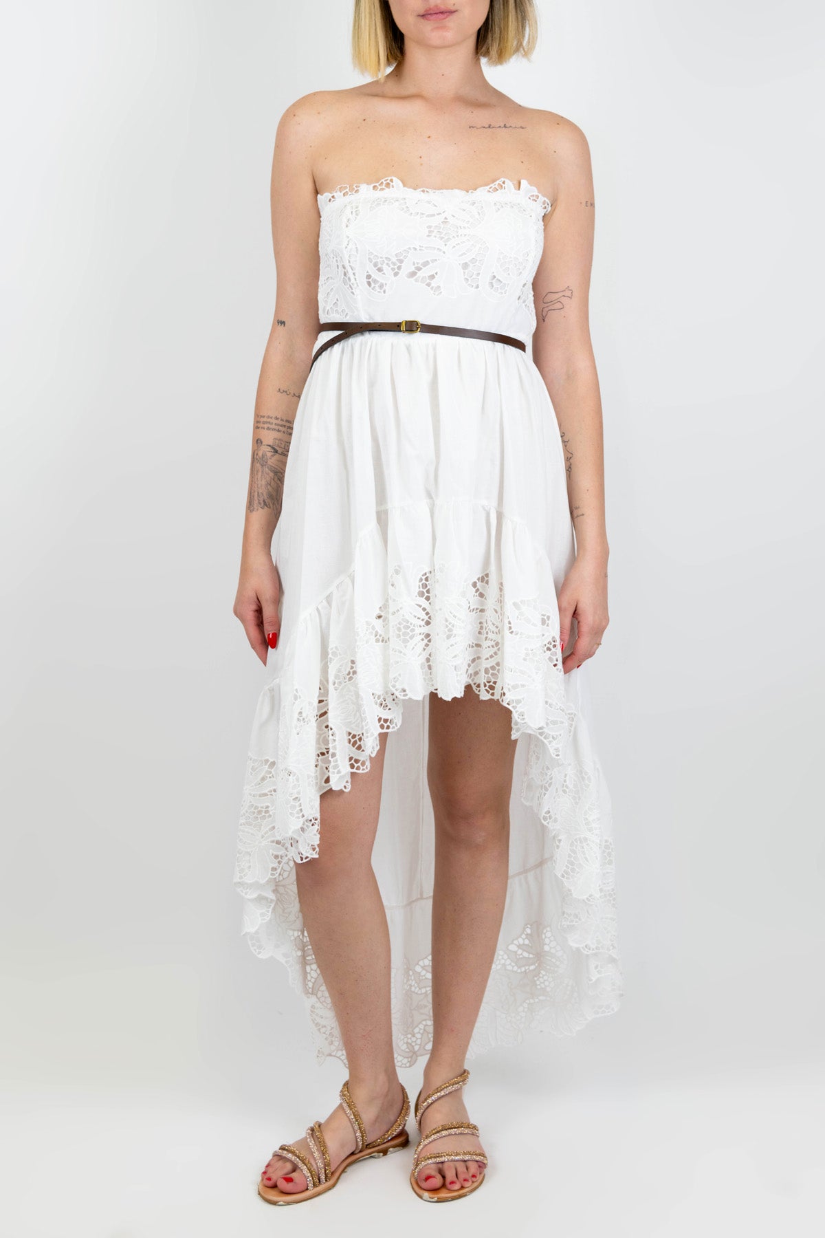 Tensione in - Abito corto a fascia in pizzo sangallo con asimmetria fronte-retro