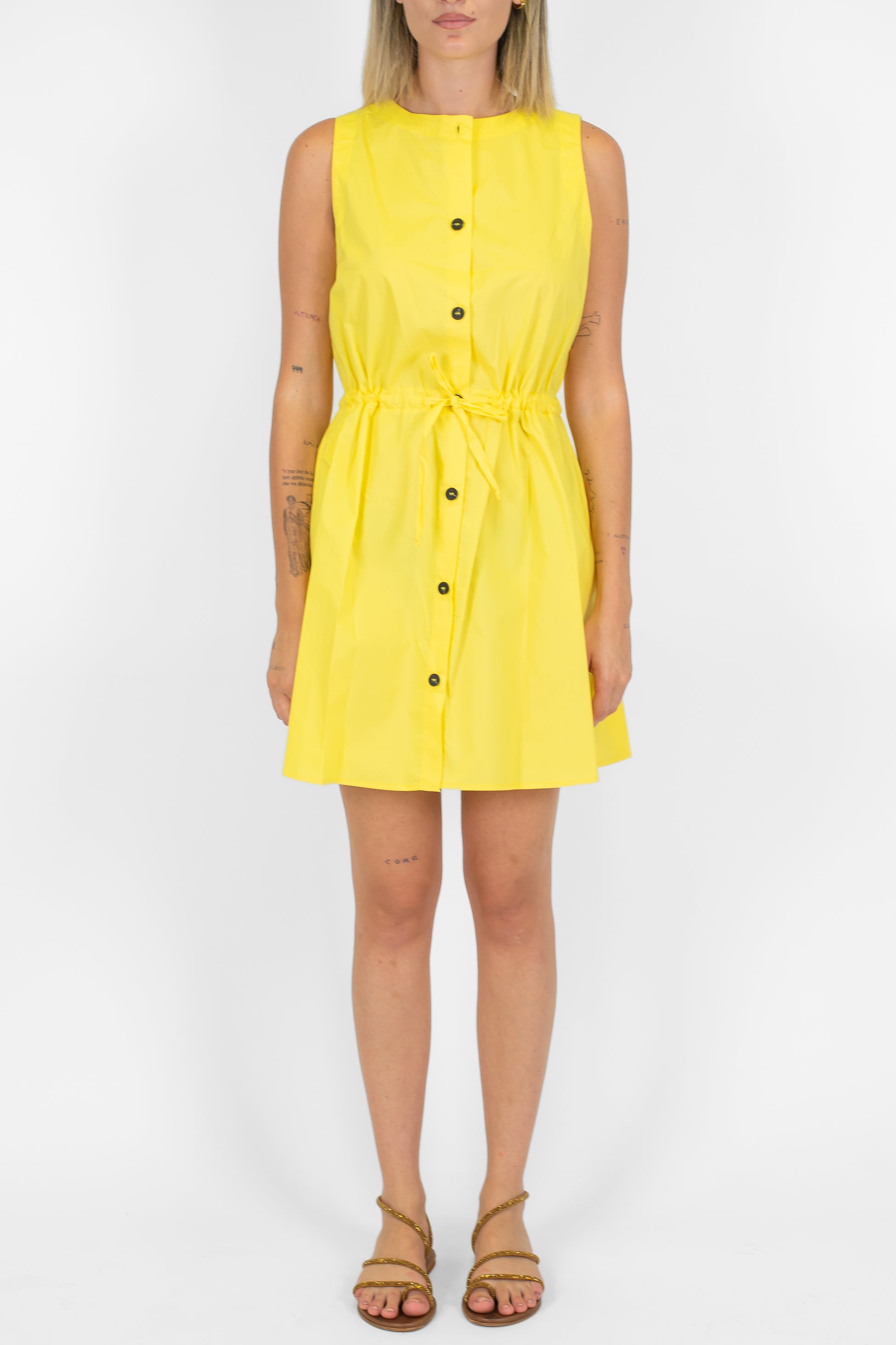 Tensione in - Abito corto giromaniche con coulisse in vita e chiusura con bottoni