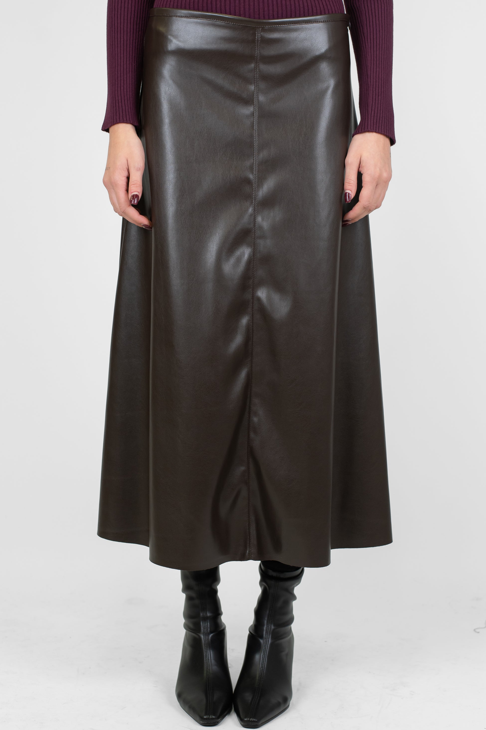 Tensione in - Gonna svasata in ecopelle con fondo a taglio vivo