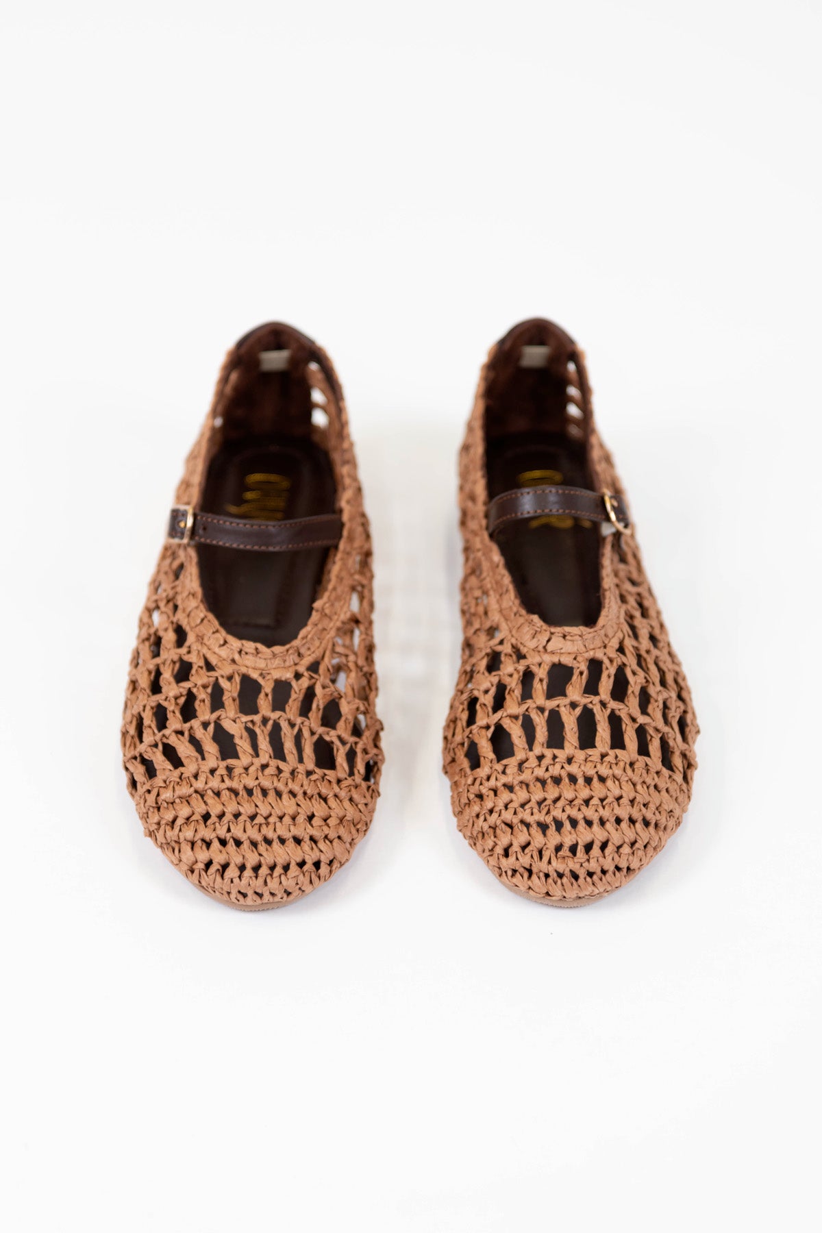 Ovyé - Ballerina in rafia traforata con cinturino in pelle